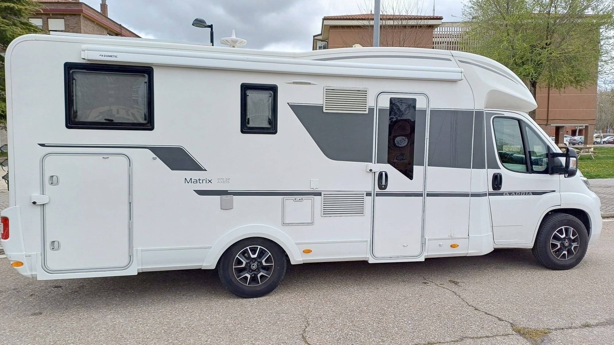 Vue avant de 3/4 Fiat fiat Ducato - Yescapa