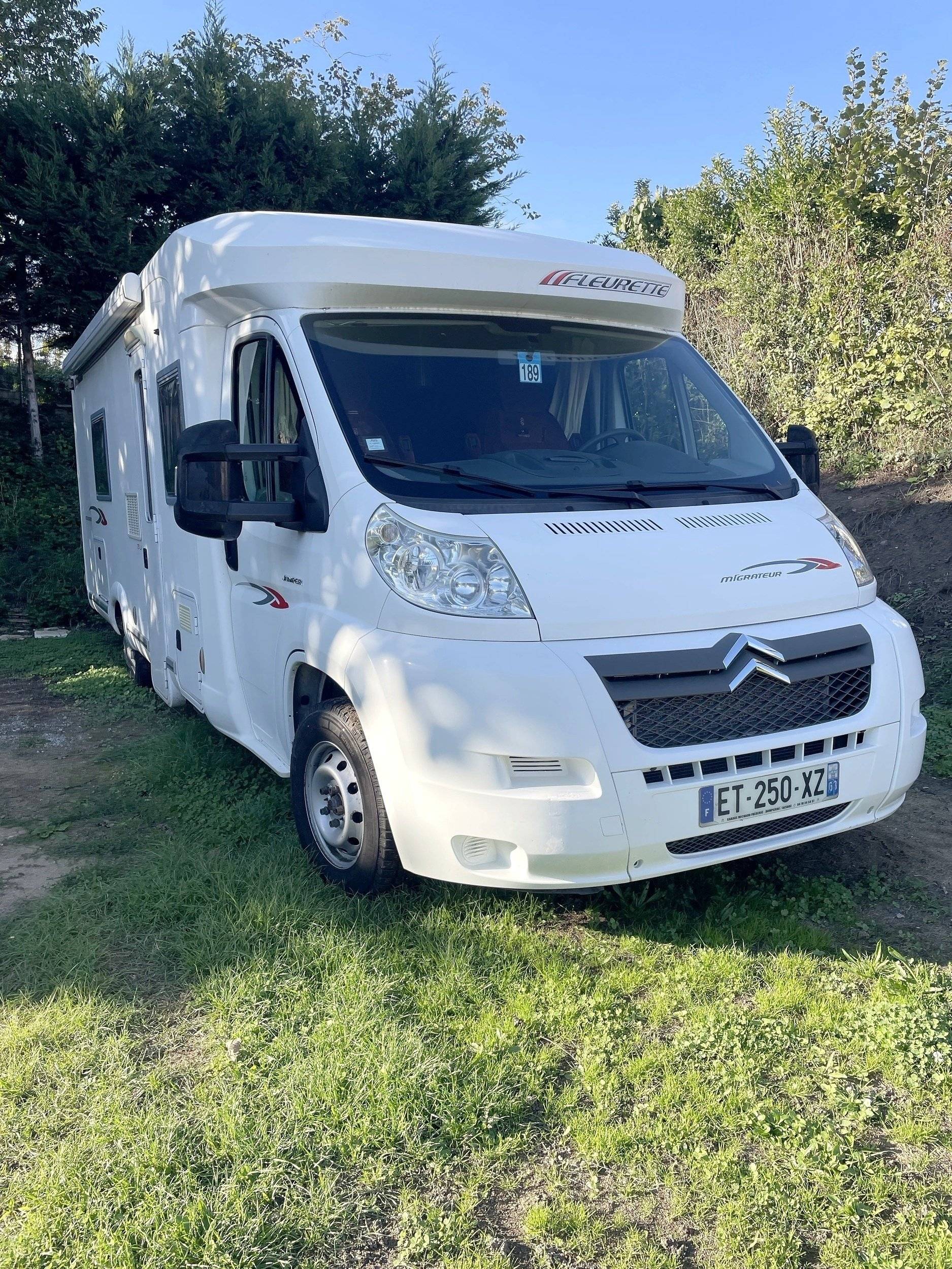 Vue avant de 3/4 Citroën Jumper 2,2 l 130 ch - Yescapa