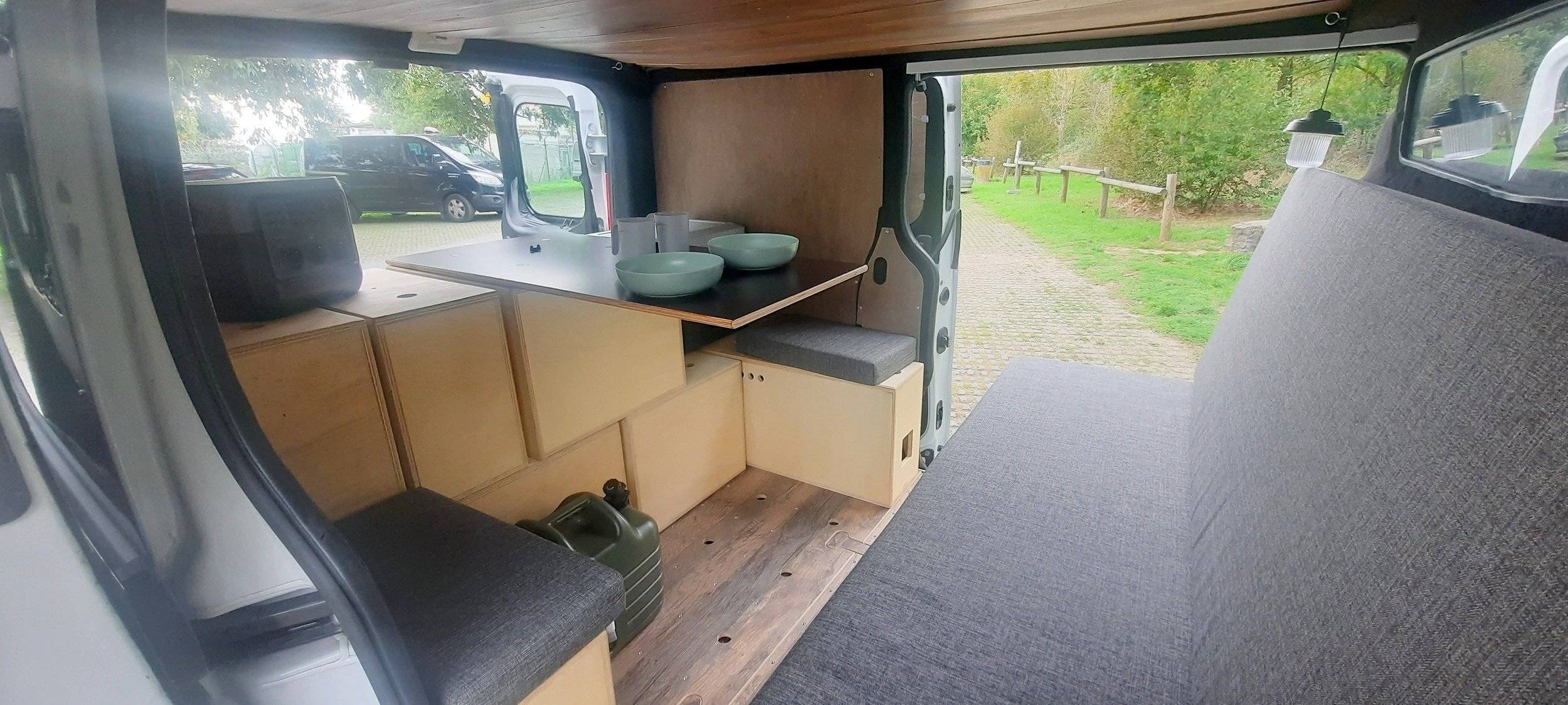Dining Area Opel VIVARO - Yescapa