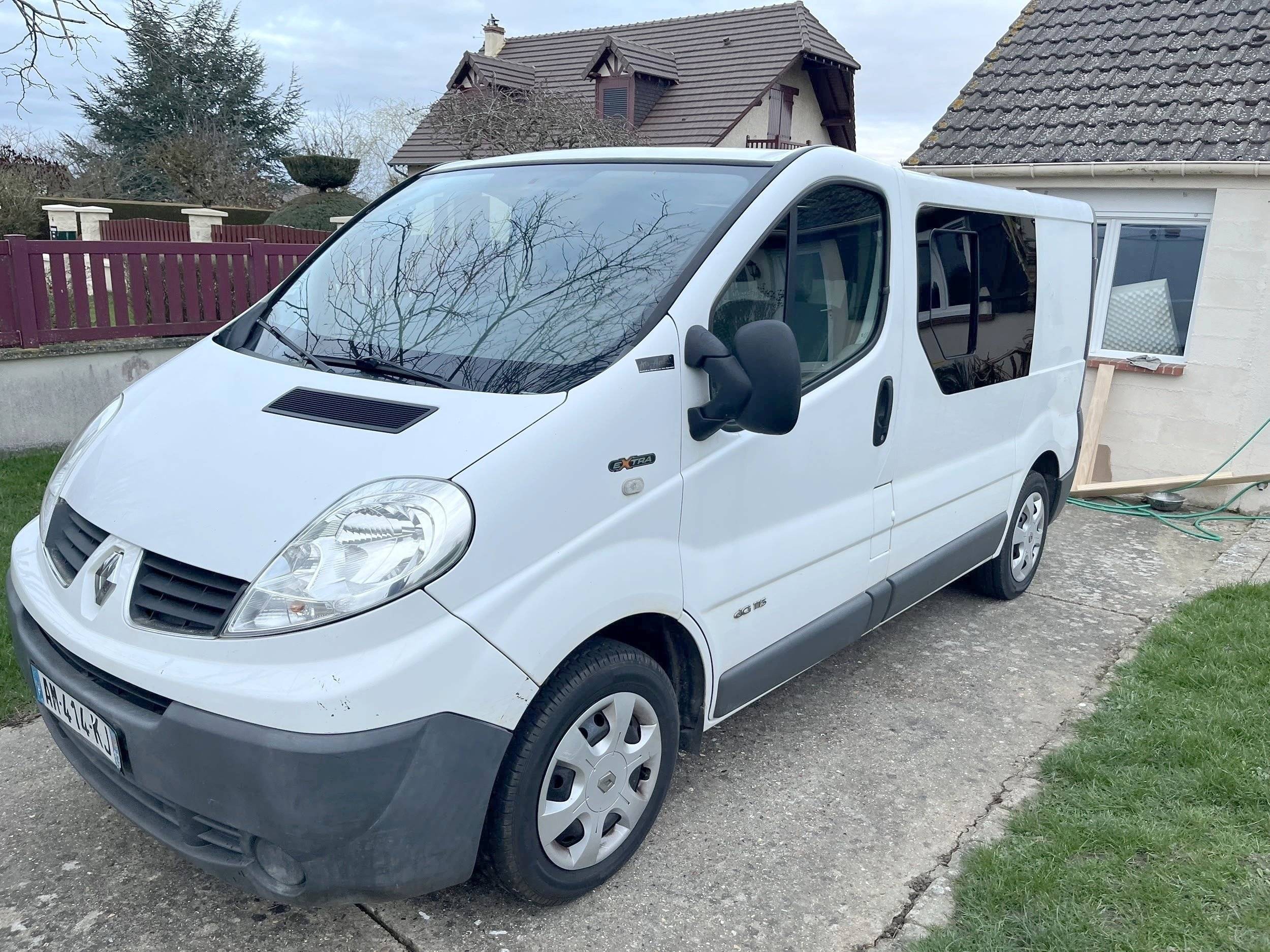 Voorkant 3/4 Renault Trafic 2 l 115 ch - Yescapa