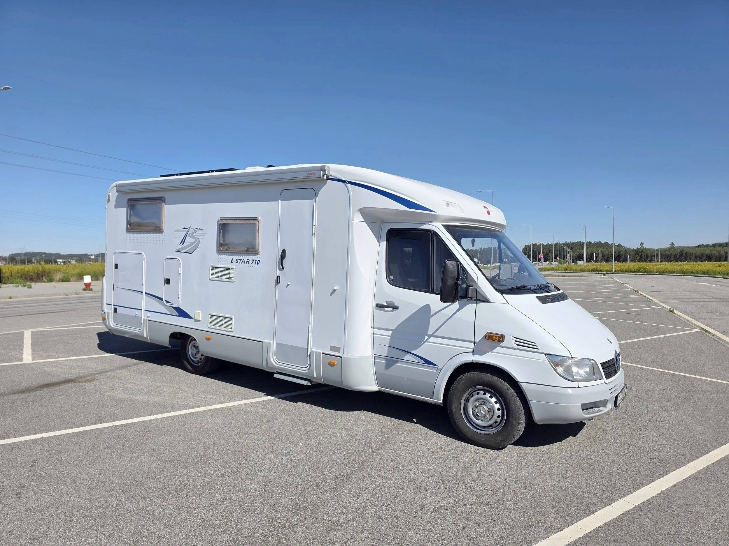 Front view from 3/4 Mercedes Sprinter 2,2 l CDI 163 ch. - Yescapa