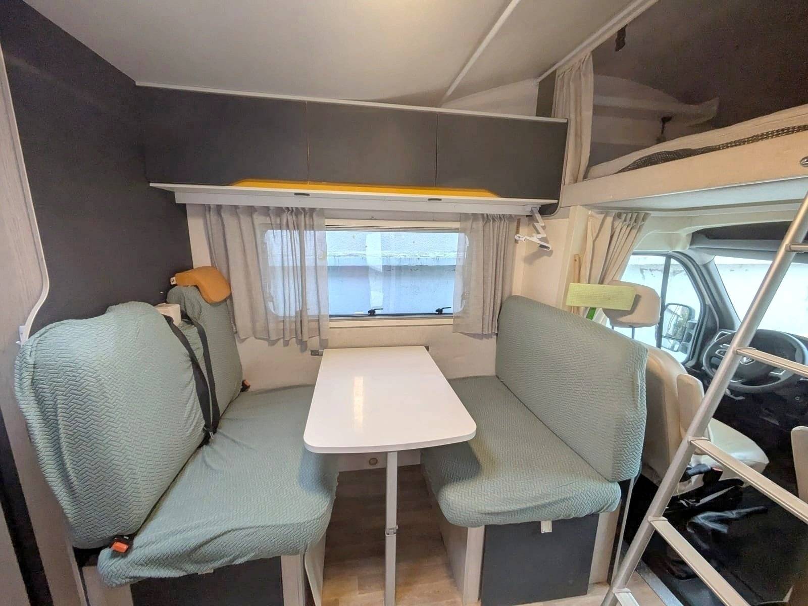 Menjador Renault - Yescapa