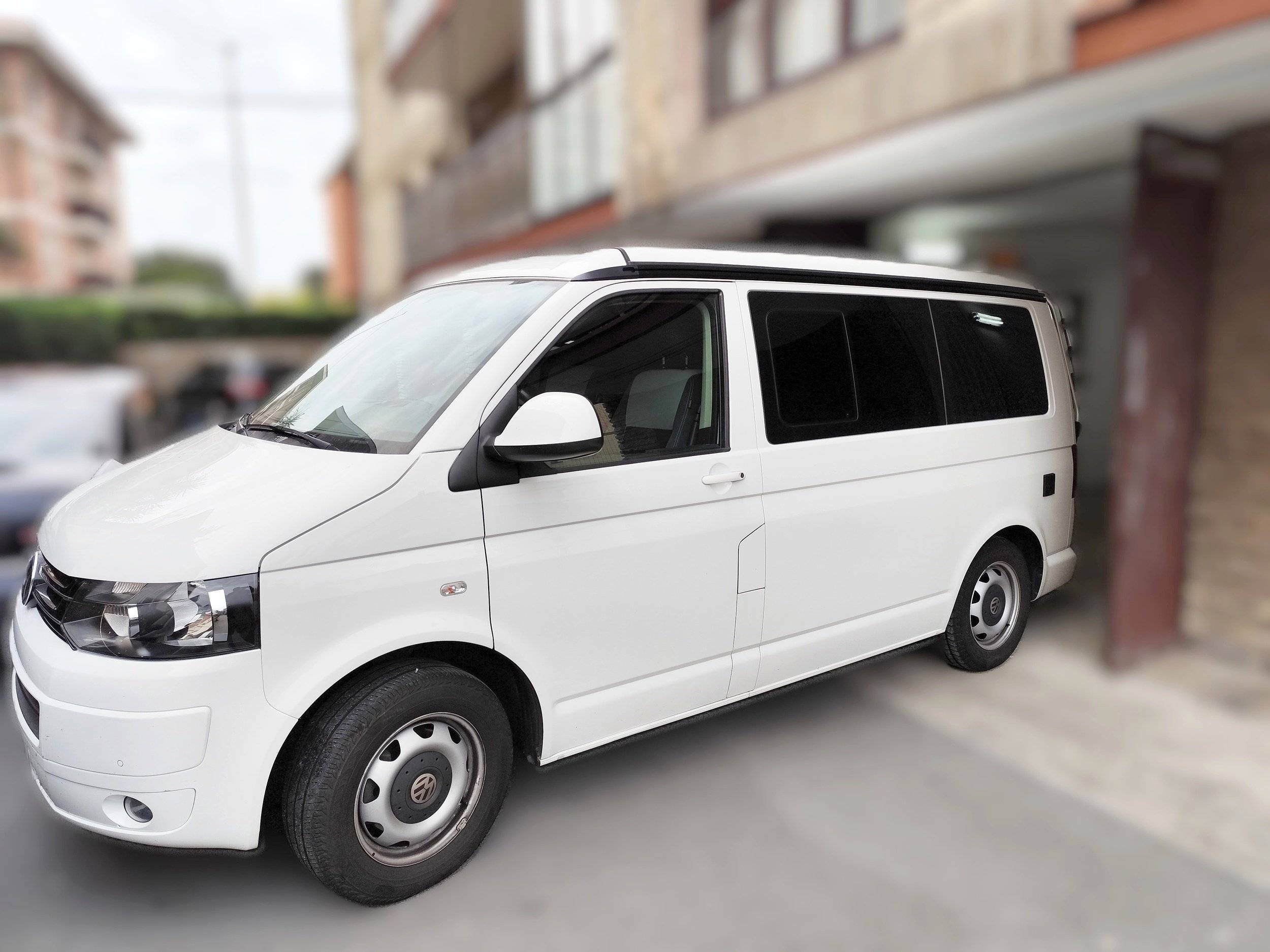 Front view from 3/4 Volkswagen T5 2,0 l 102 ch - Yescapa