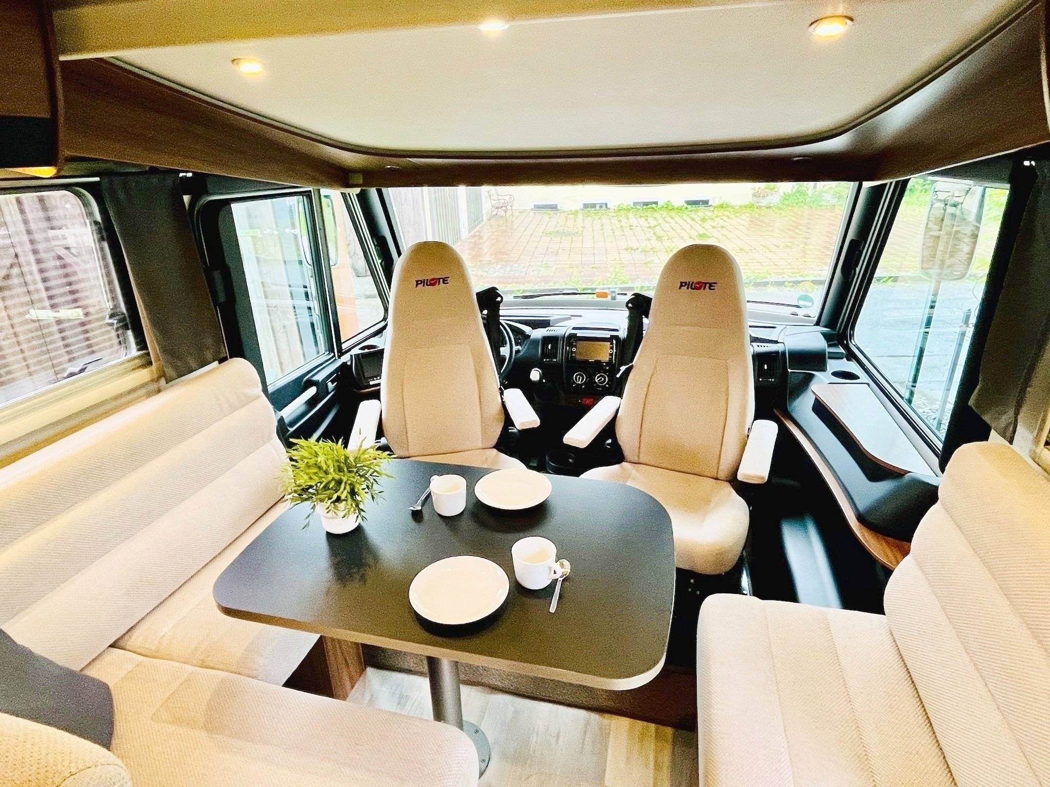 Essecke Wohnmobil  XXL mit A/C - Yescapa