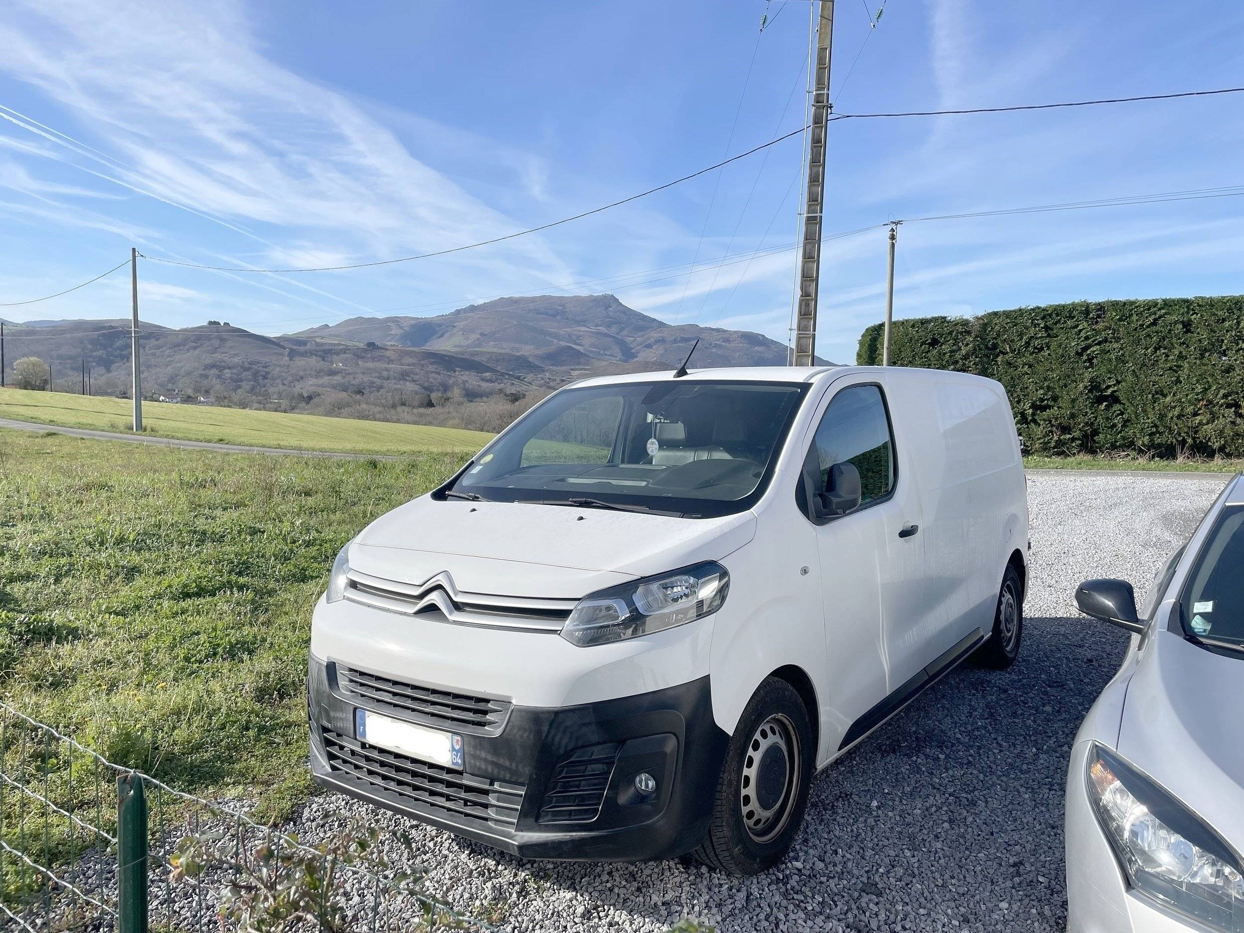 schräge Vorderansicht Citroën Jumpy 2,2 l 120 ch - Yescapa