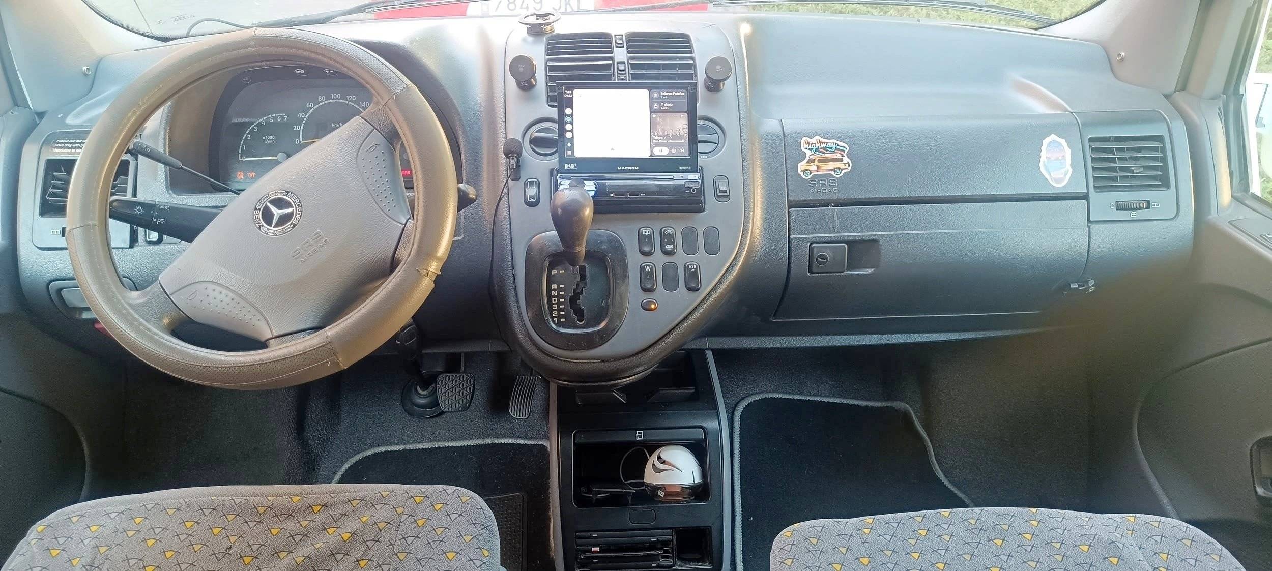 Vista frontale a ¾ Mercedes Vito 112 Marco Polo - Yescapa