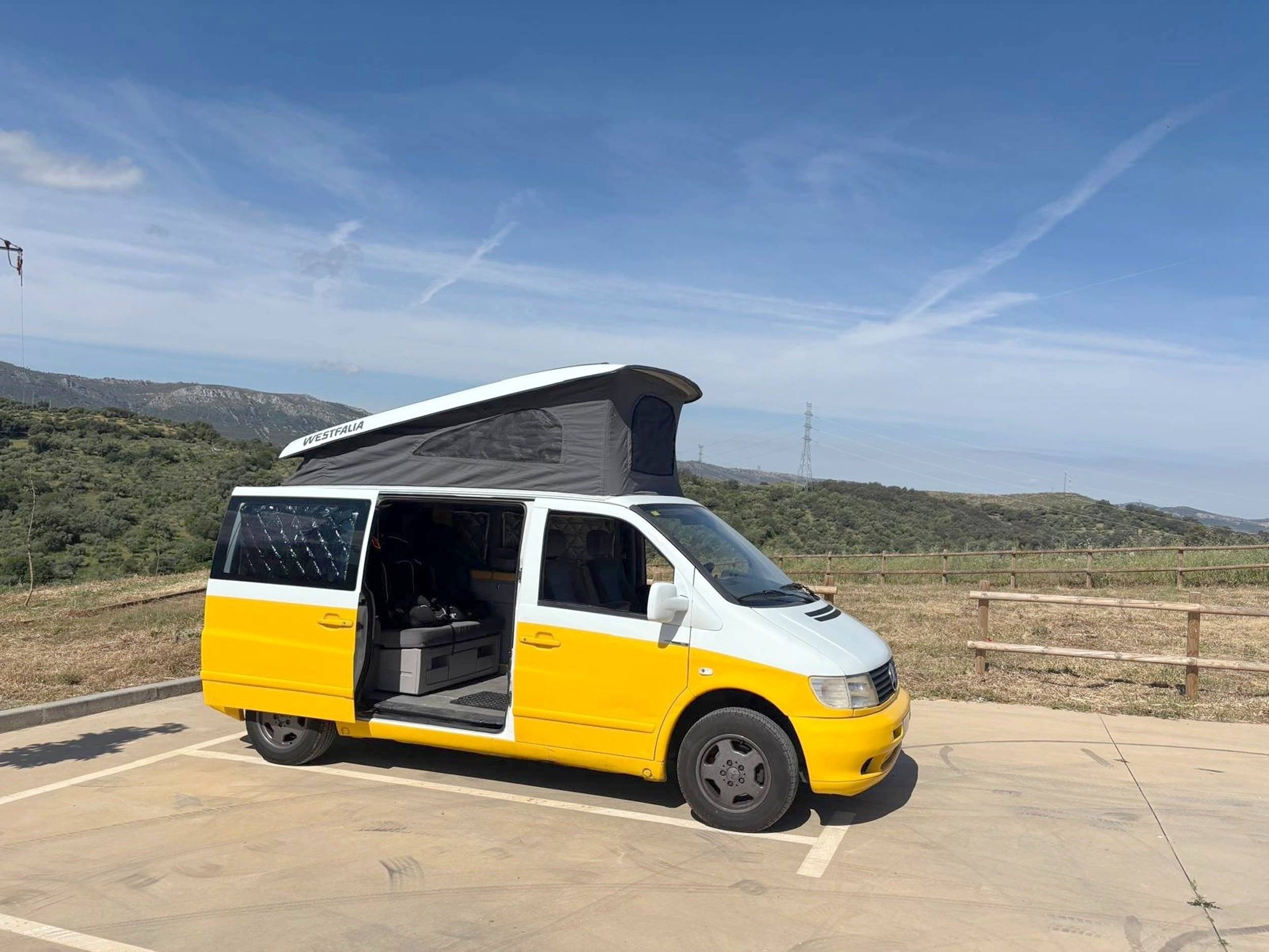 Vue avant de 3/4 Mercedes Vito 112 Marco Polo - Yescapa