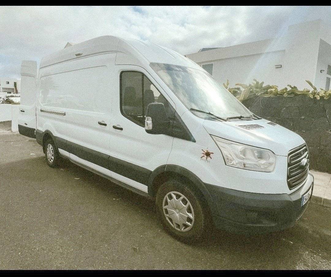 schräge Vorderansicht Ford Transit 2,4 l TDCi 140 ch. - Yescapa