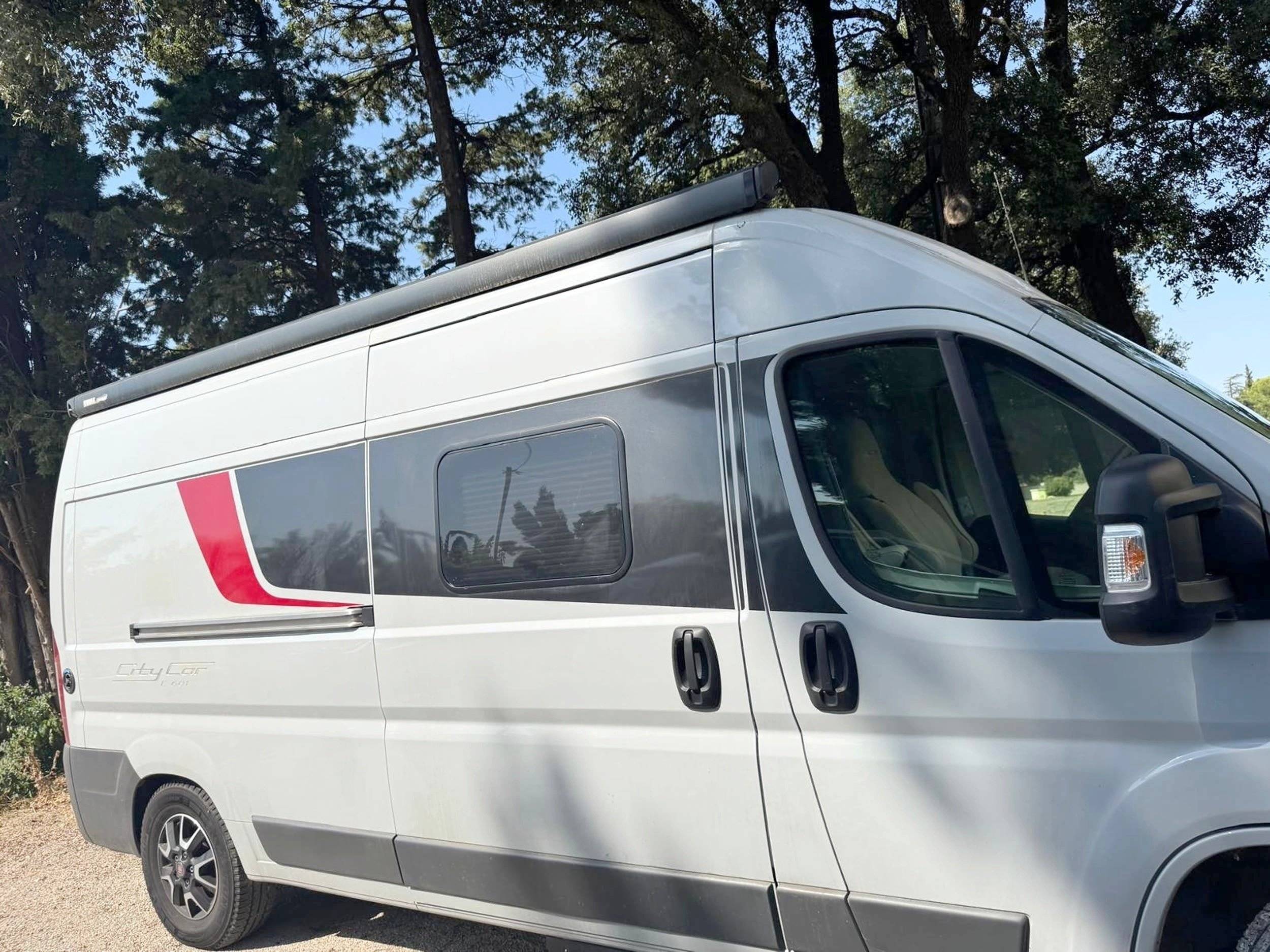Vue avant de 3/4 Fiat 2,3 l 130 ch - Yescapa