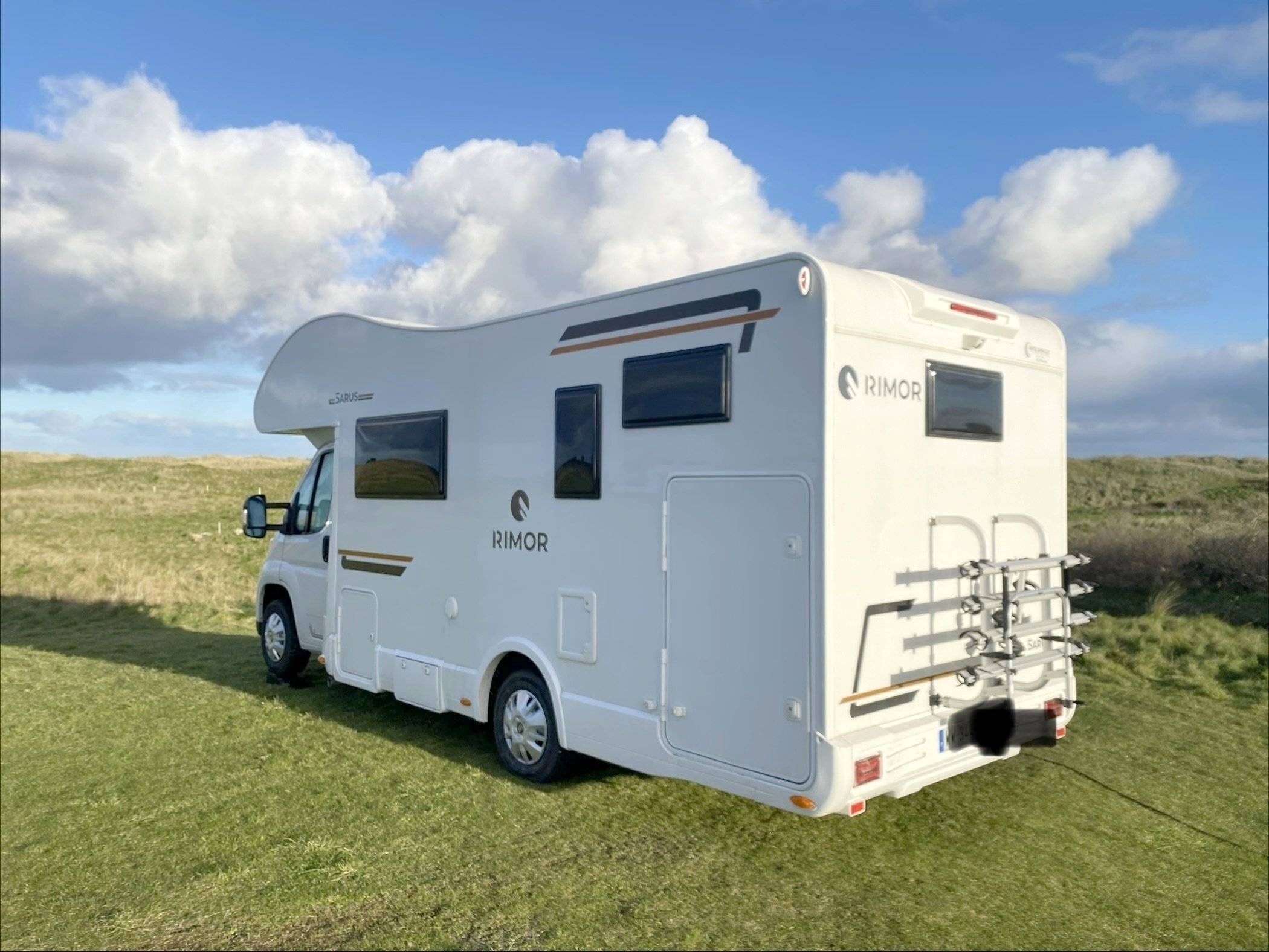 Vista del vehículo ángulo delantero Fiat - Yescapa