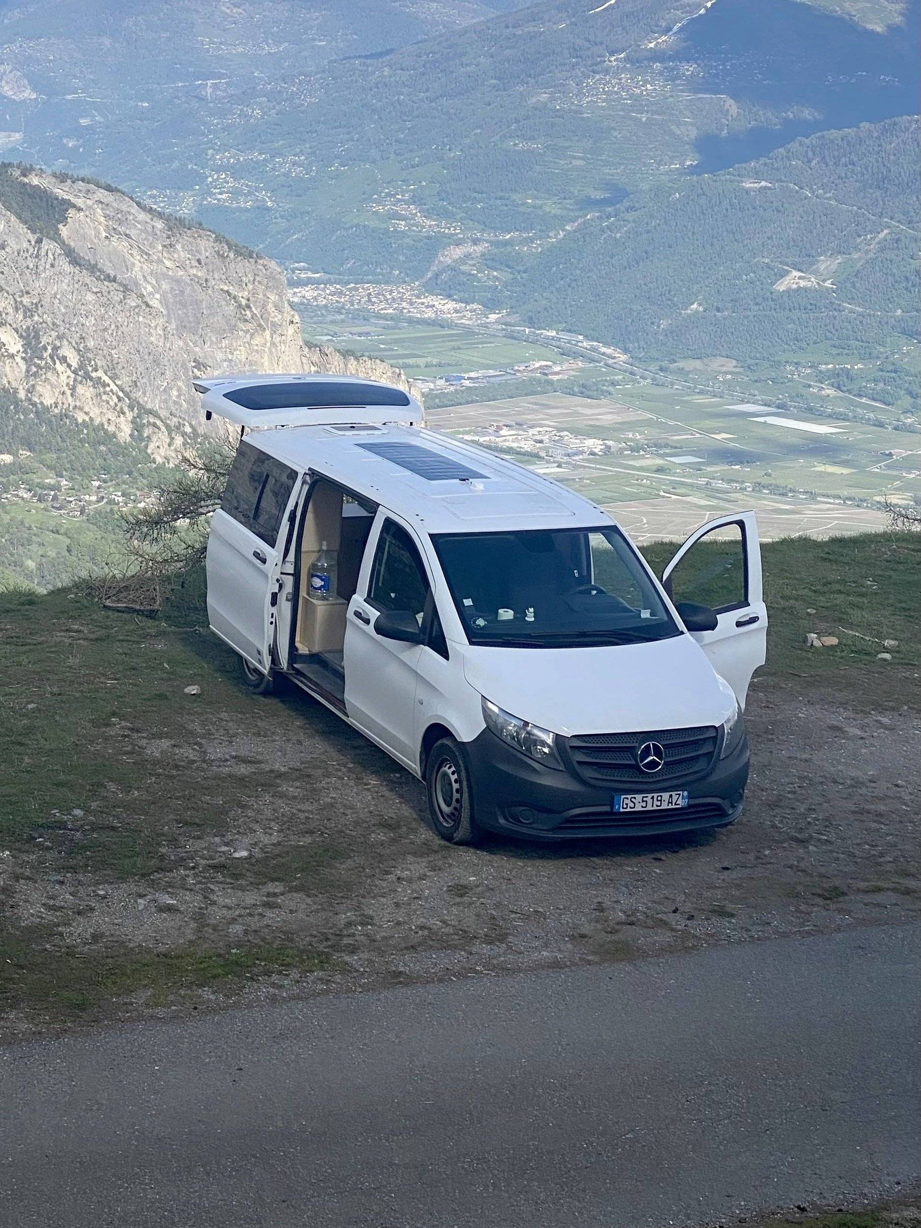 Vue avant de 3/4 Mercedes Vito 2,1 l 136 ch - Yescapa