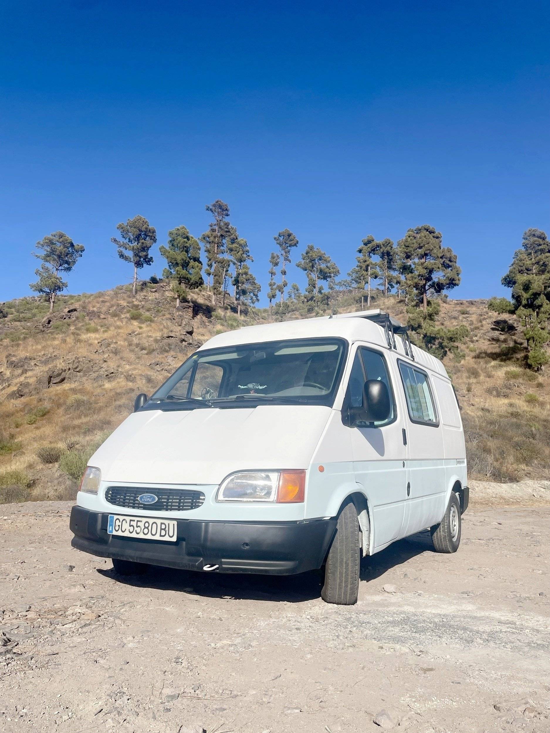 schräge Vorderansicht Ford Transit - Yescapa