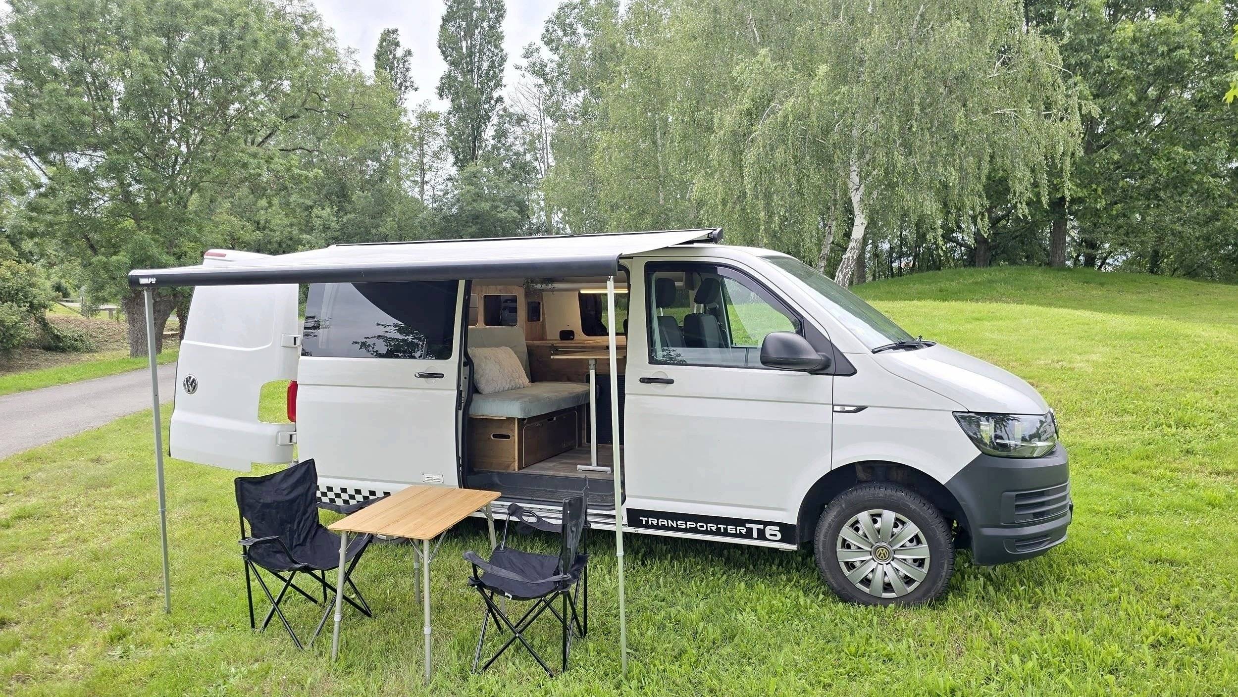 Vista del vehicle angle davanter Volkswagen T6 2,0 l 102 ch - Yescapa