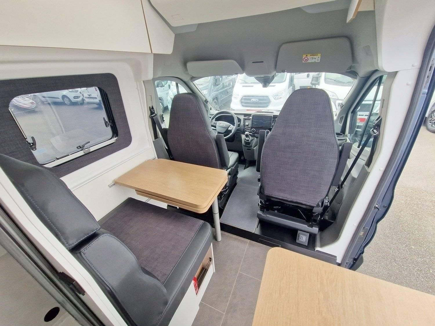 Dining Area Ford Pilote A603 - Yescapa