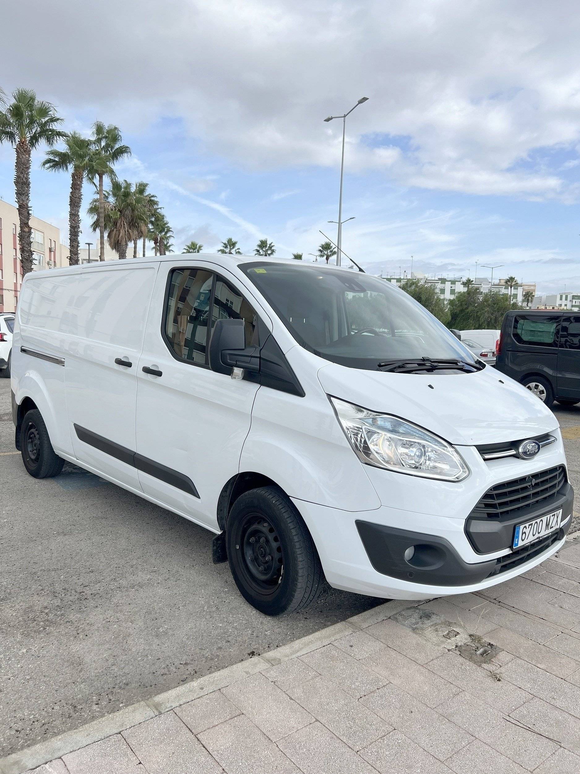 Vue avant de 3/4 Ford Custom L2H1 version Trend 2,2 l 125 ch - Yescapa