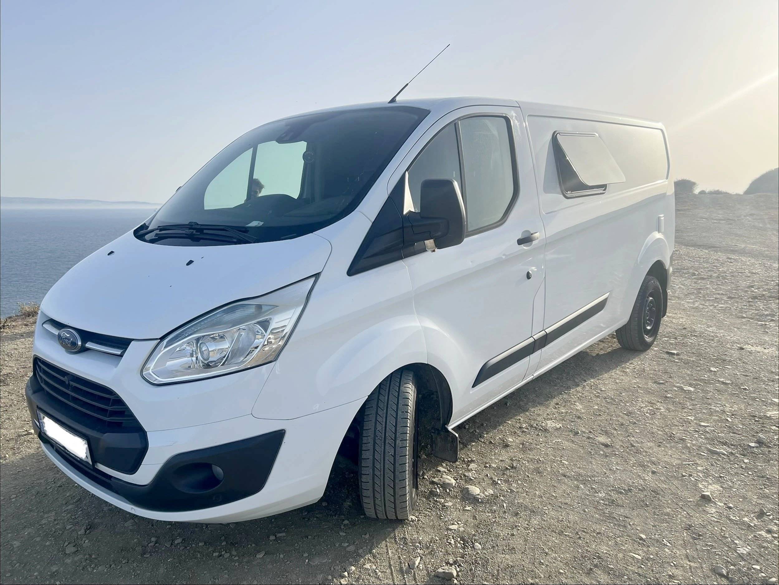 Vue avant de 3/4 Ford Custom L2H1 version Trend 2,2 l 125 ch - Yescapa