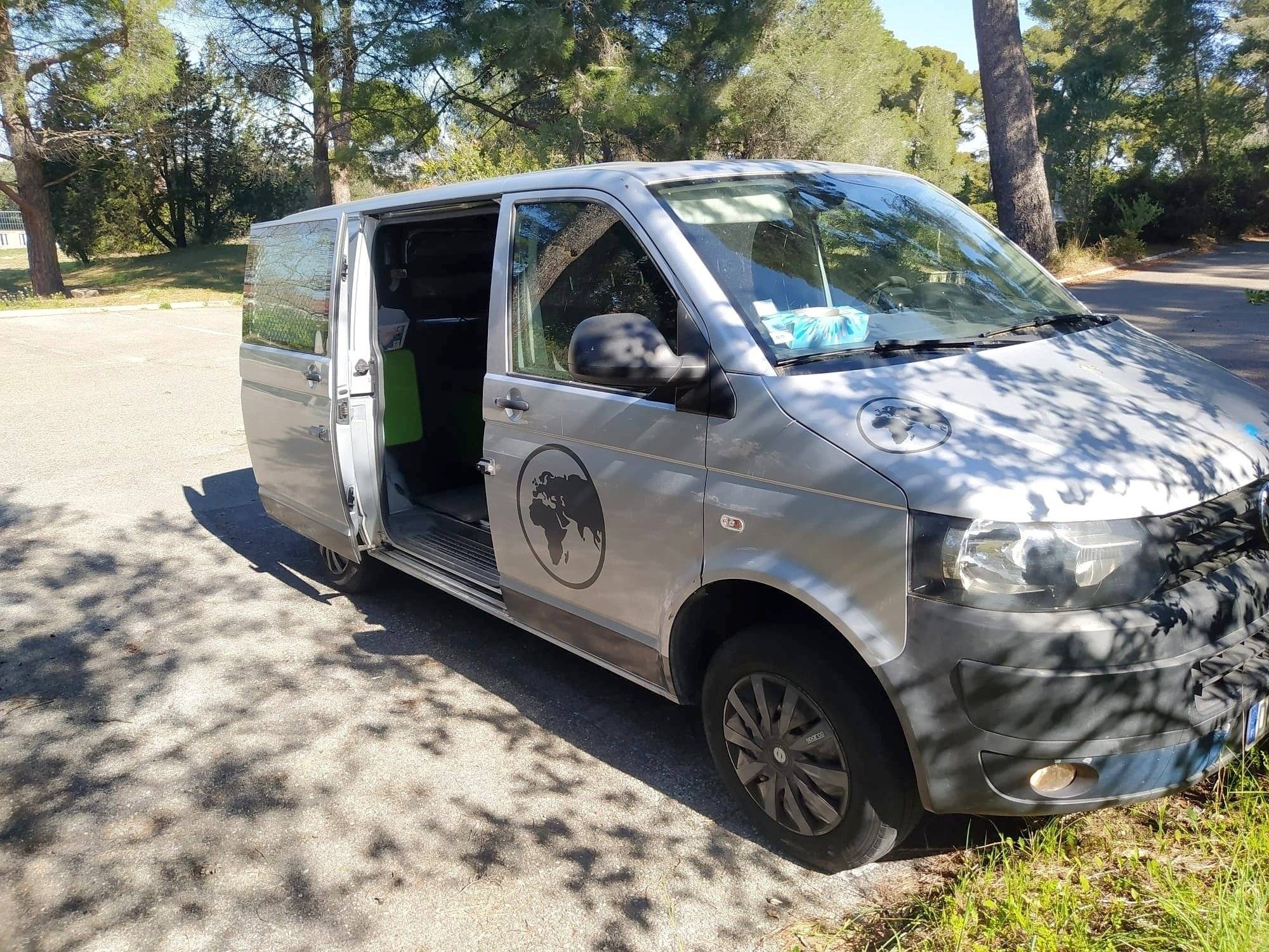 Front view from 3/4 Volkswagen Transporter - Yescapa