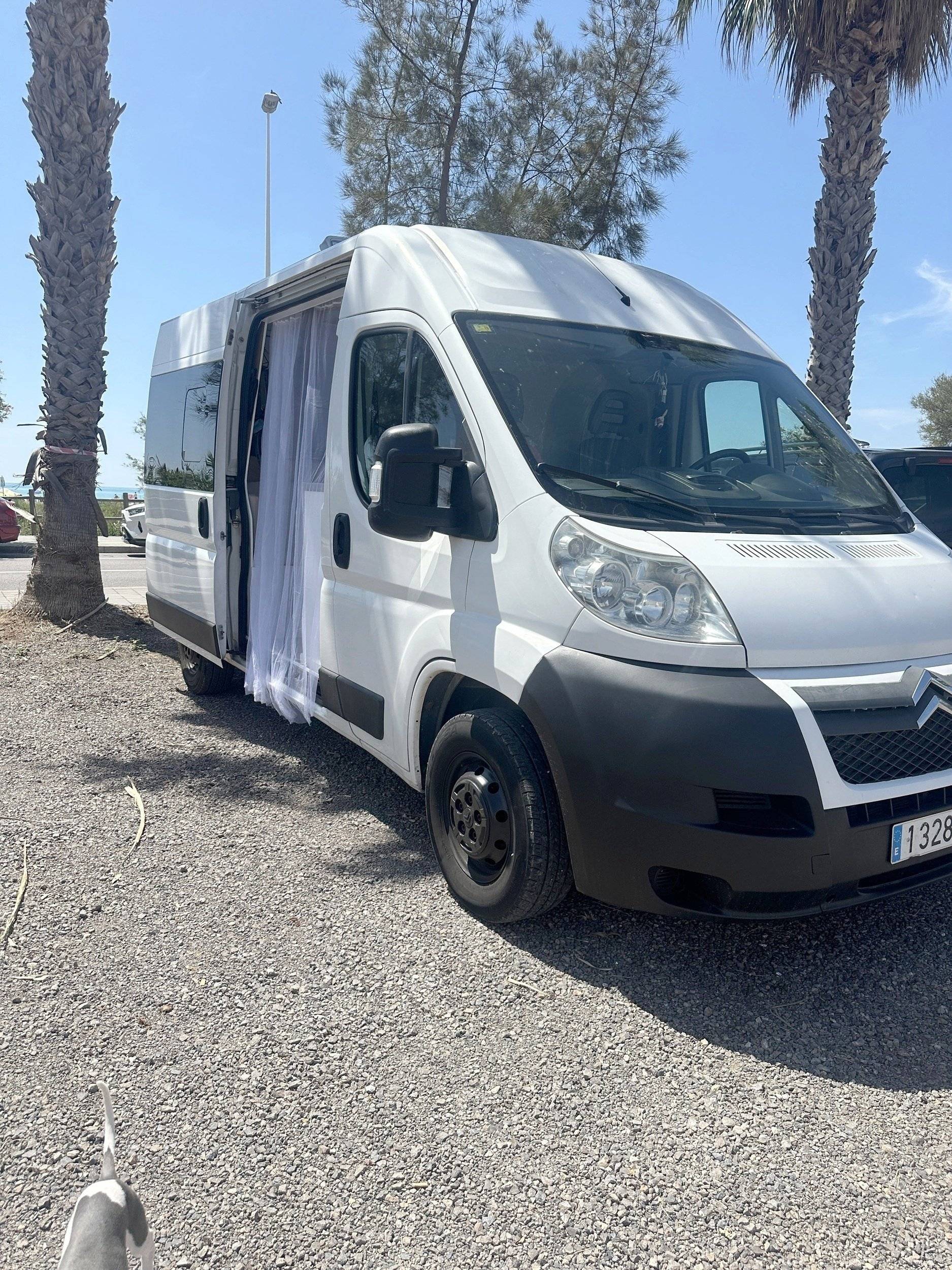 Vista frontale a ¾ Citroën Jumper 2,2 l 110 ch - Yescapa