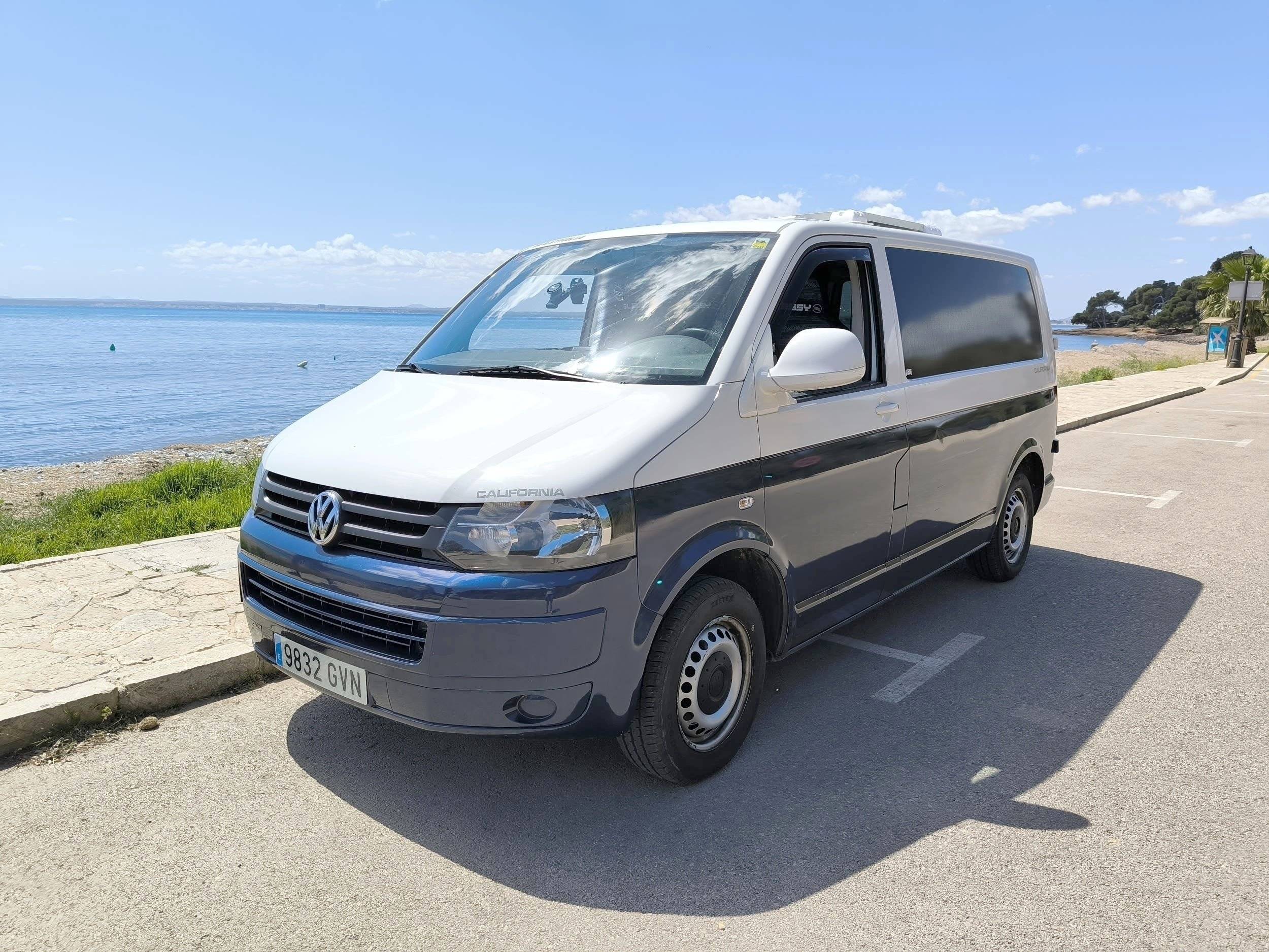 Vista de 3/4 Volkswagen T5 2.0 TDI 114ch L1H1 - Yescapa