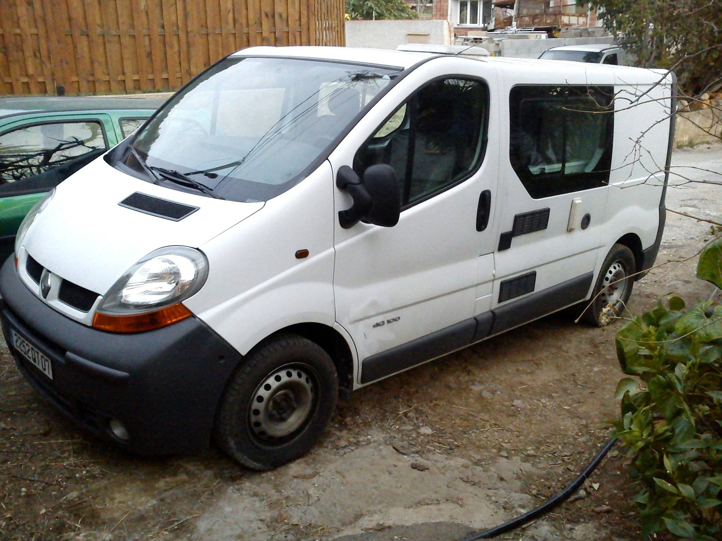 Front view from 3/4 Renault - Yescapa