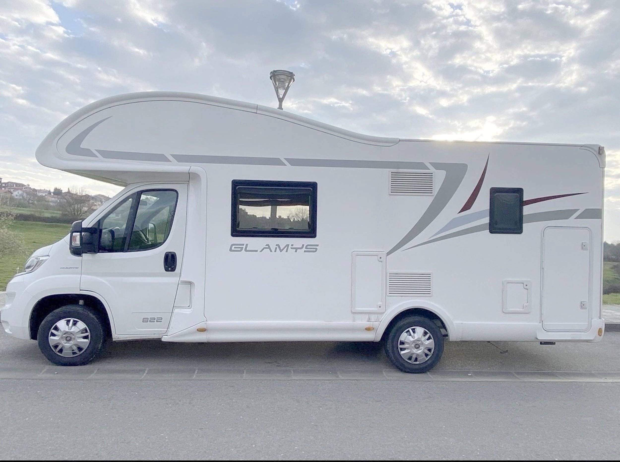 Vista del vehicle angle davanter Fiat Fiat Ducato Multijet 2.3 130CV - Yescapa