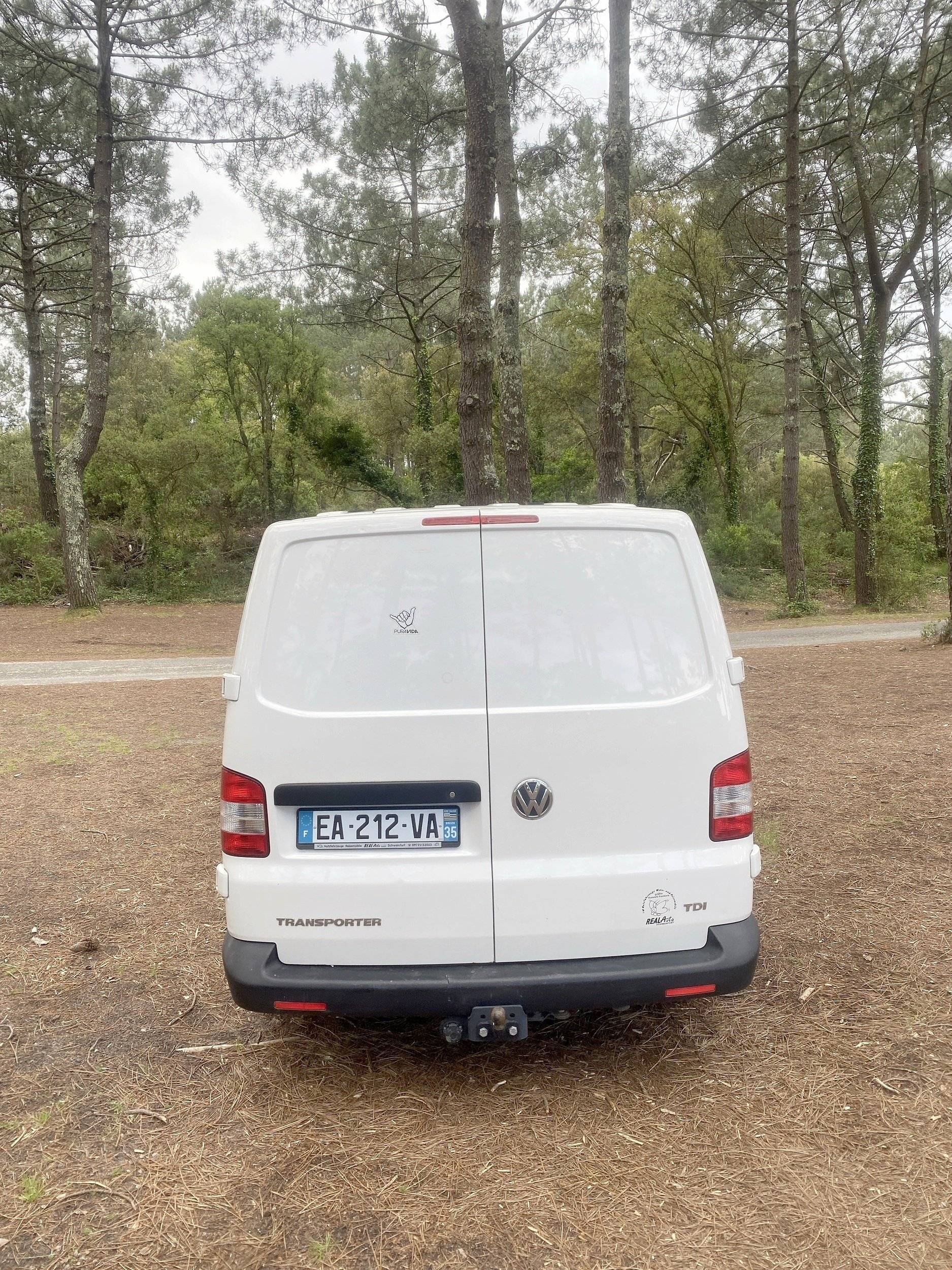 Rear view Volkswagen T5 2 l 102 ch - Yescapa