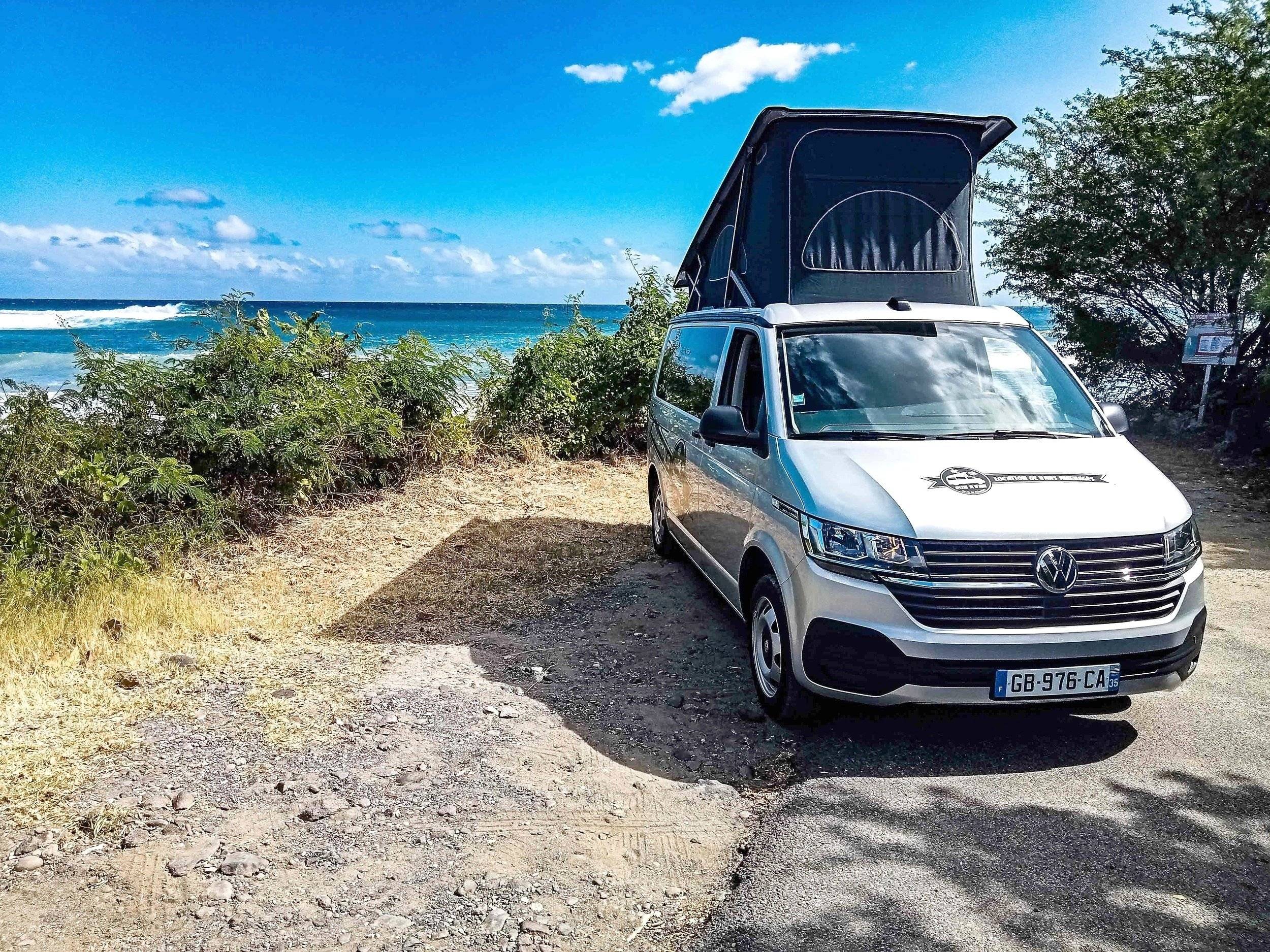 schräge Vorderansicht Volkswagen VOLKSWAGEN CALIFORNIA - Yescapa