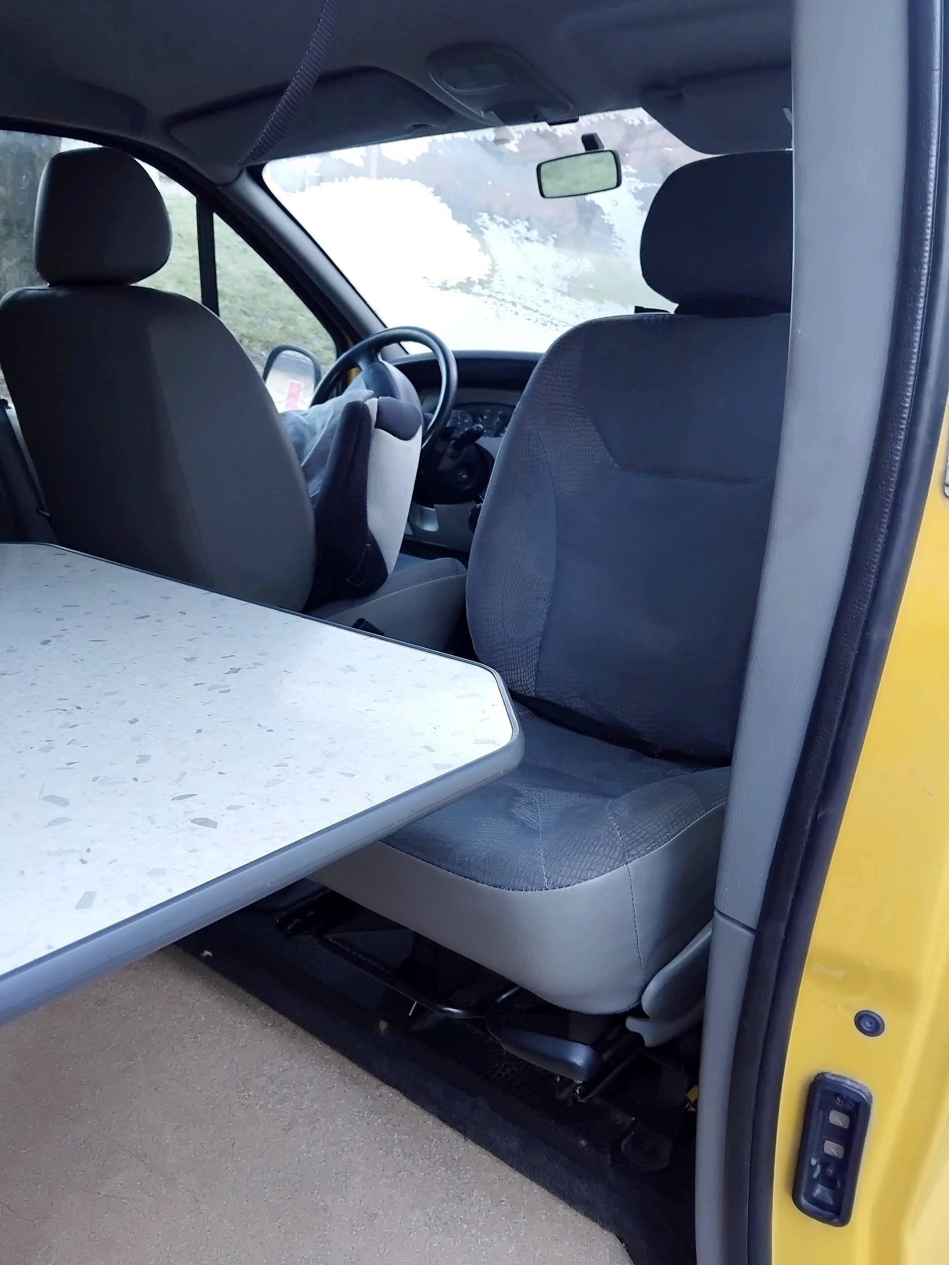 Dining Area Renault Renault Trafic - Yescapa