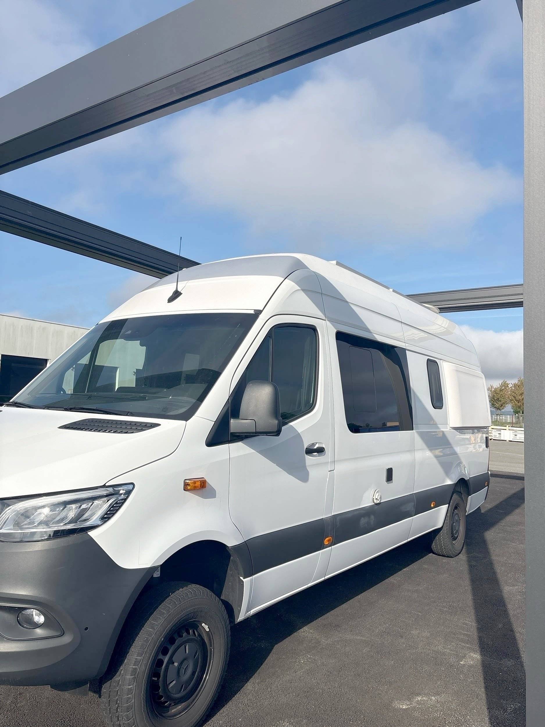 Front view from 3/4 Mercedes Sprinter 2,2 l 190 ch - Yescapa