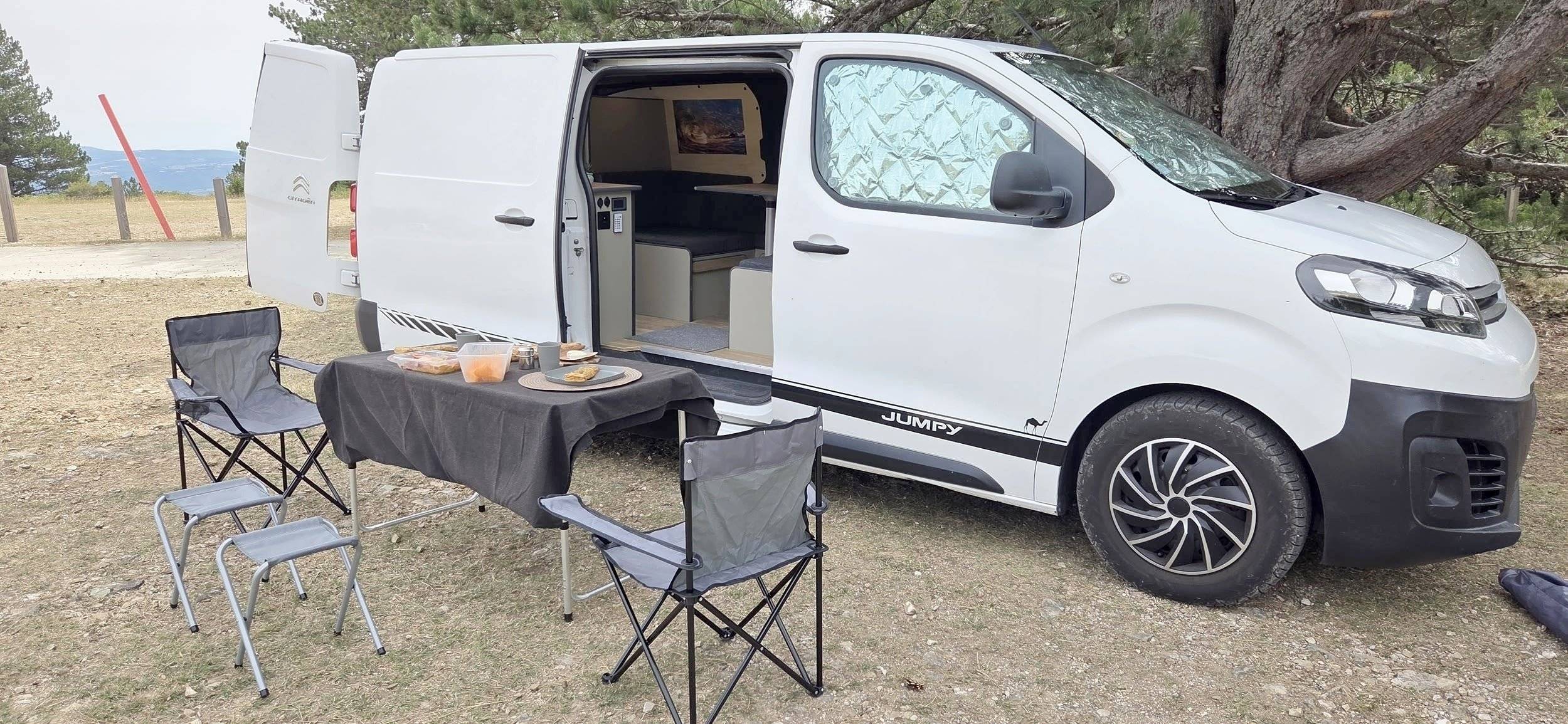 Vue avant de 3/4 Citroën Jumpy 2,2 l 120 cv - Yescapa