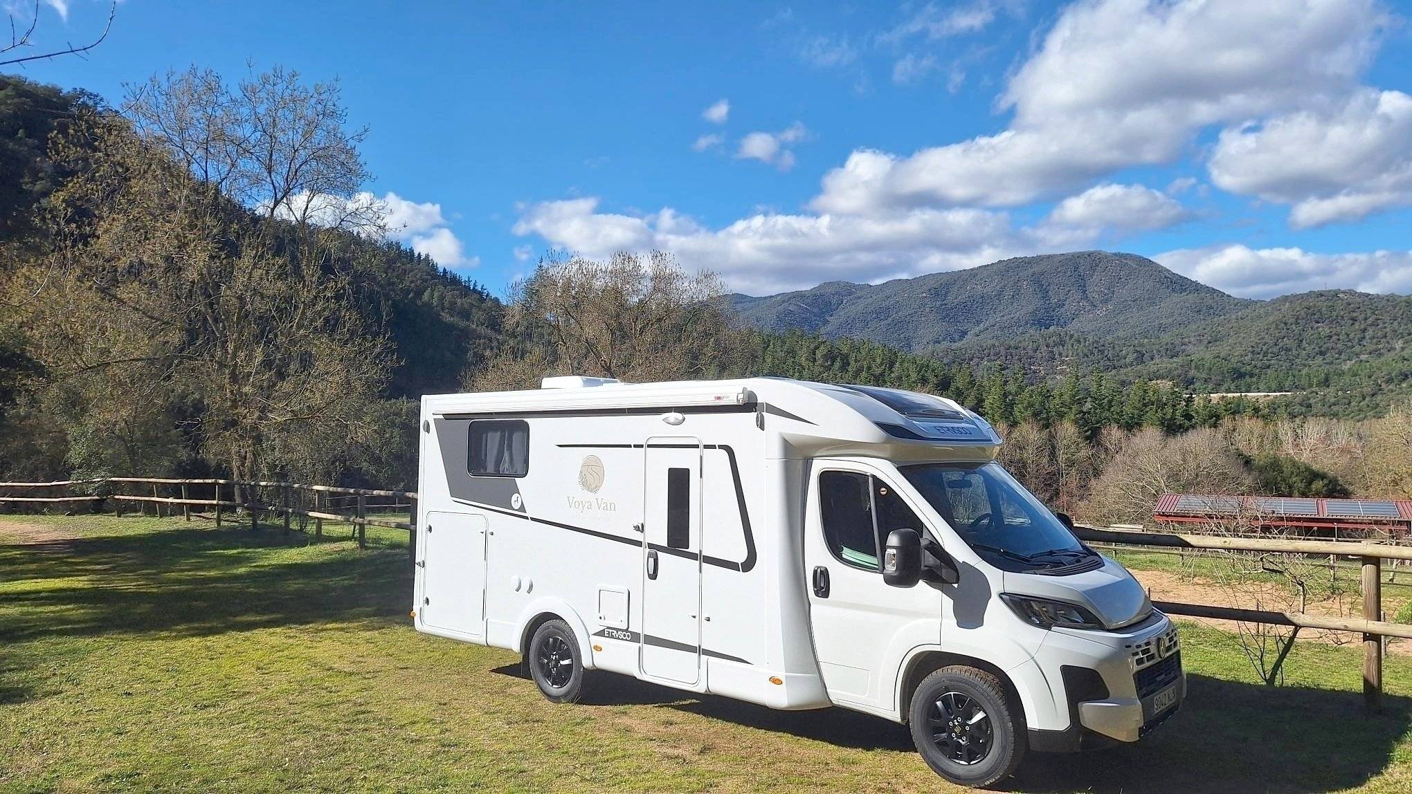 Front view from 3/4 Fiat - Yescapa