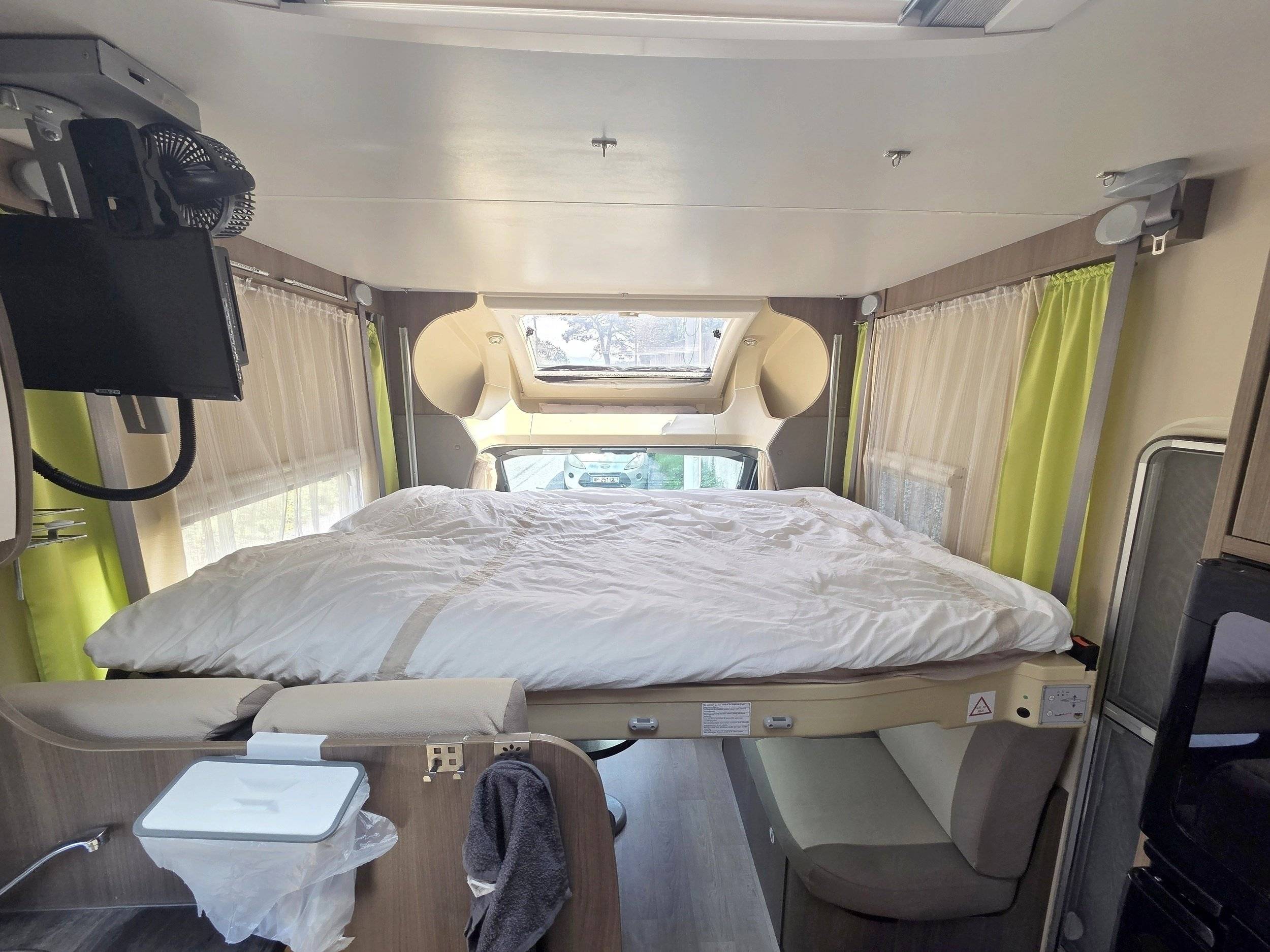 Dormidas Ford Custom 2,2 l 130 ch - Yescapa