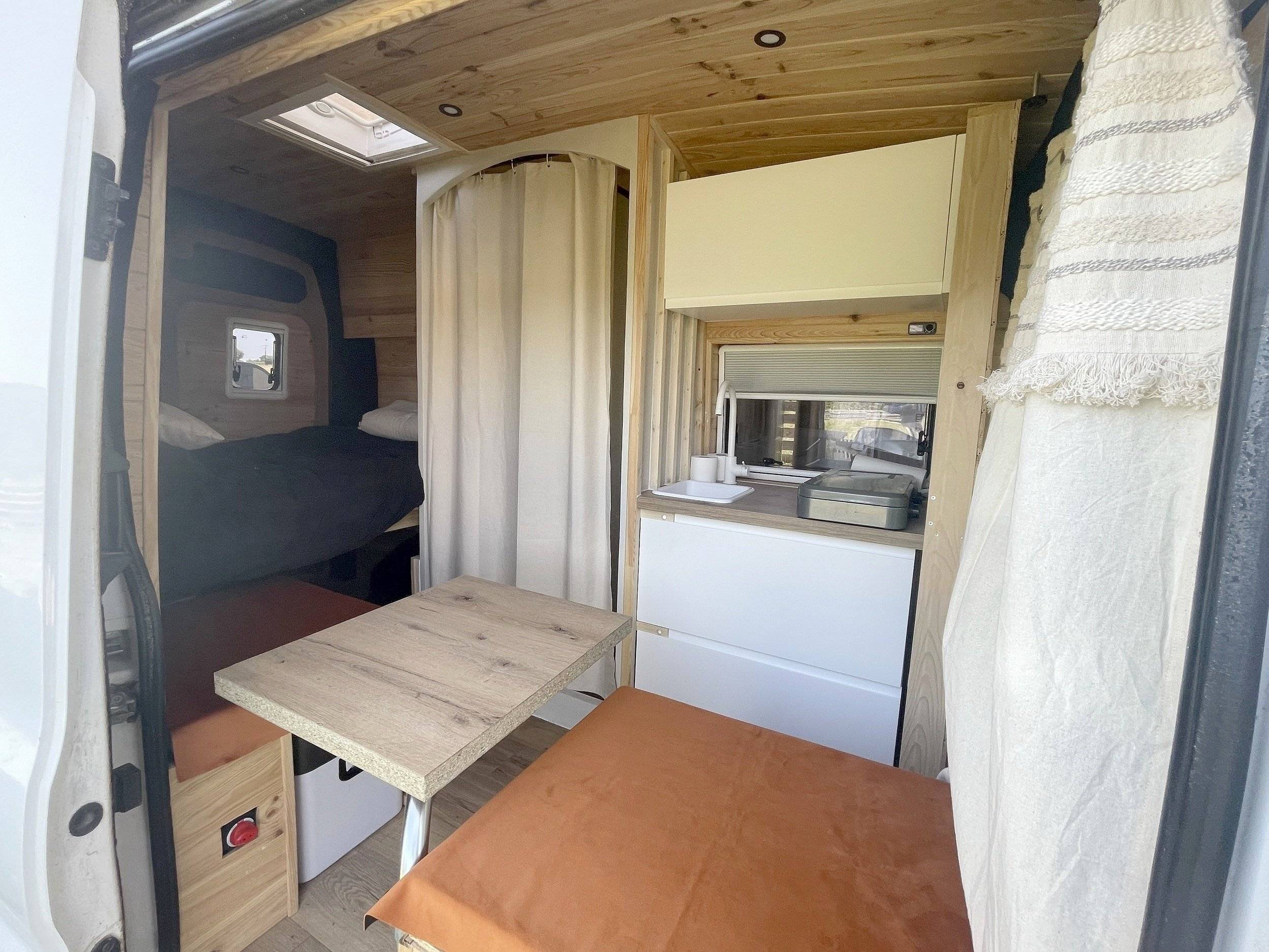 Couchages Ford Transit 2,2 l 125 ch - Yescapa