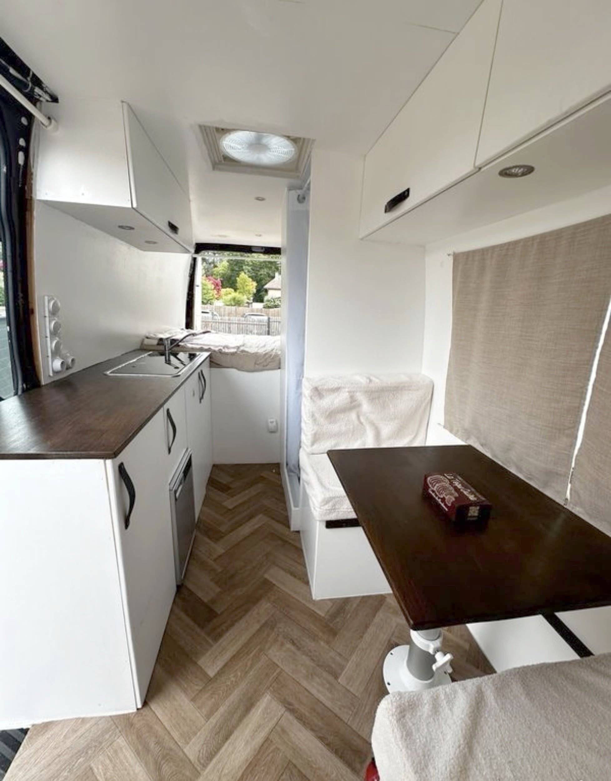 Coin repas Mercedes Sprinter 2,14 l 163 ch - Yescapa