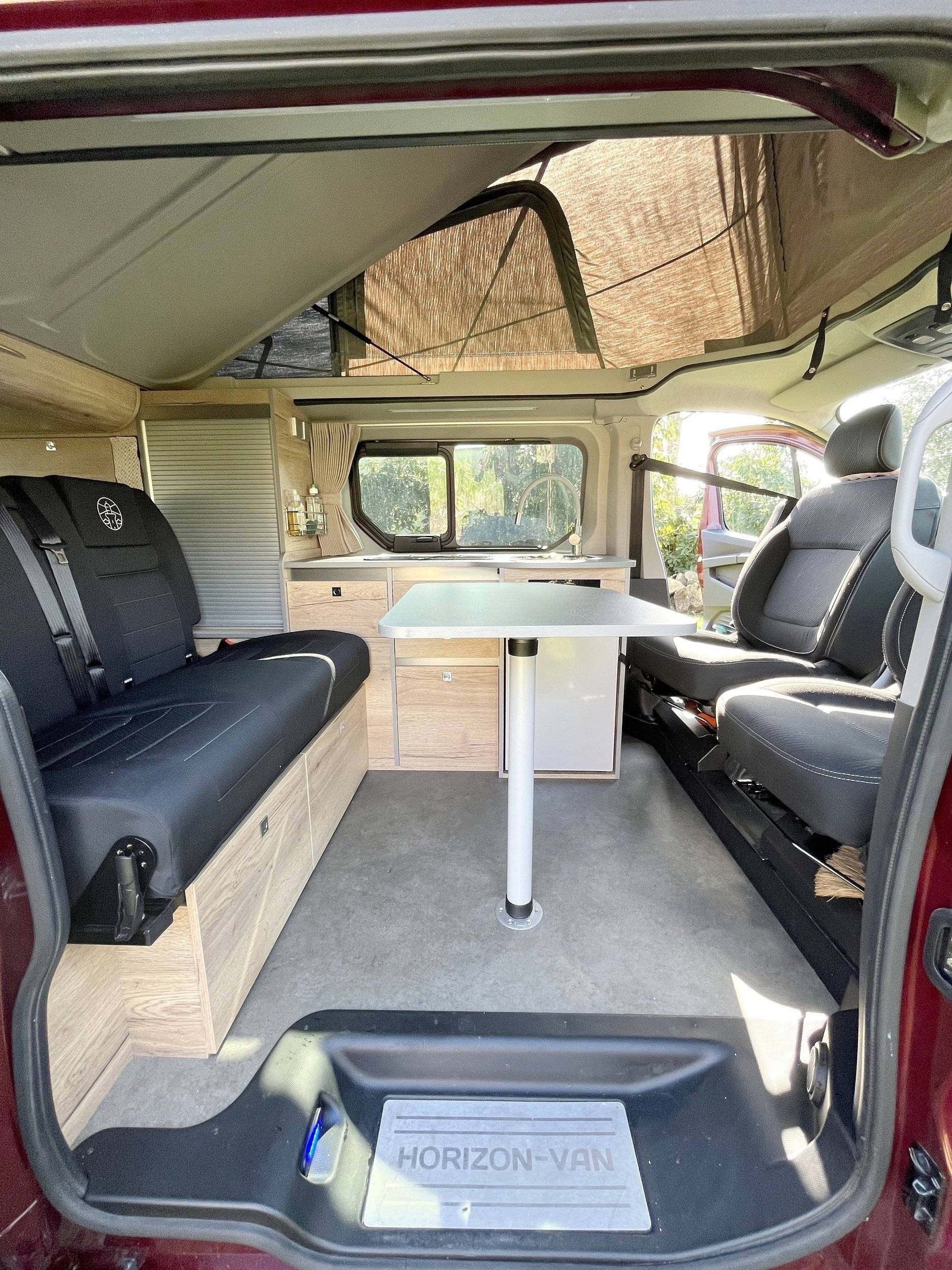 Dining Area Renault 130 - Yescapa