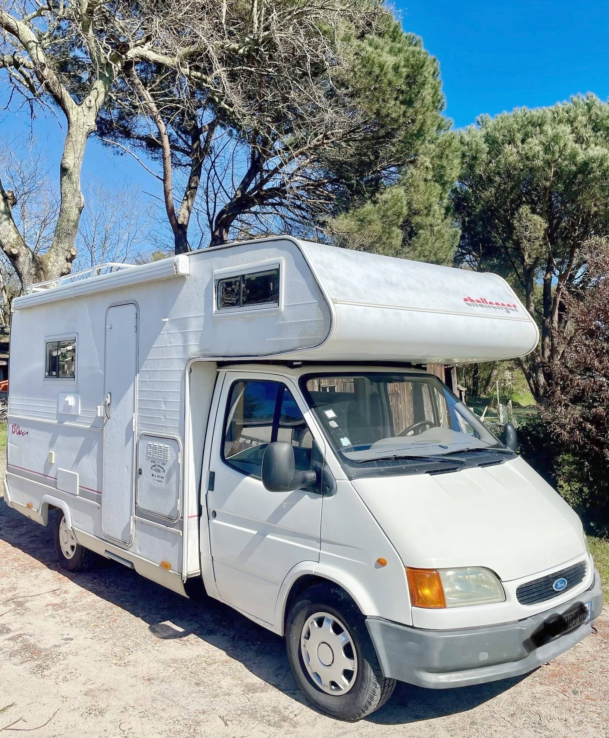 schräge Vorderansicht Ford Transit 2,2 l 140 ch - Yescapa