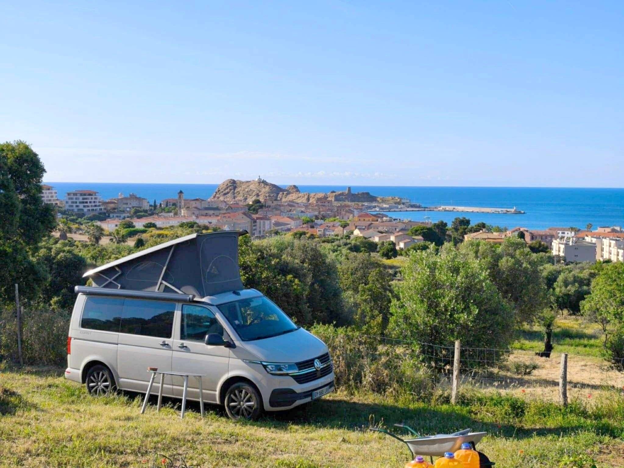 schräge Vorderansicht Volkswagen T6 2,0 l TDI 150 ch - Yescapa