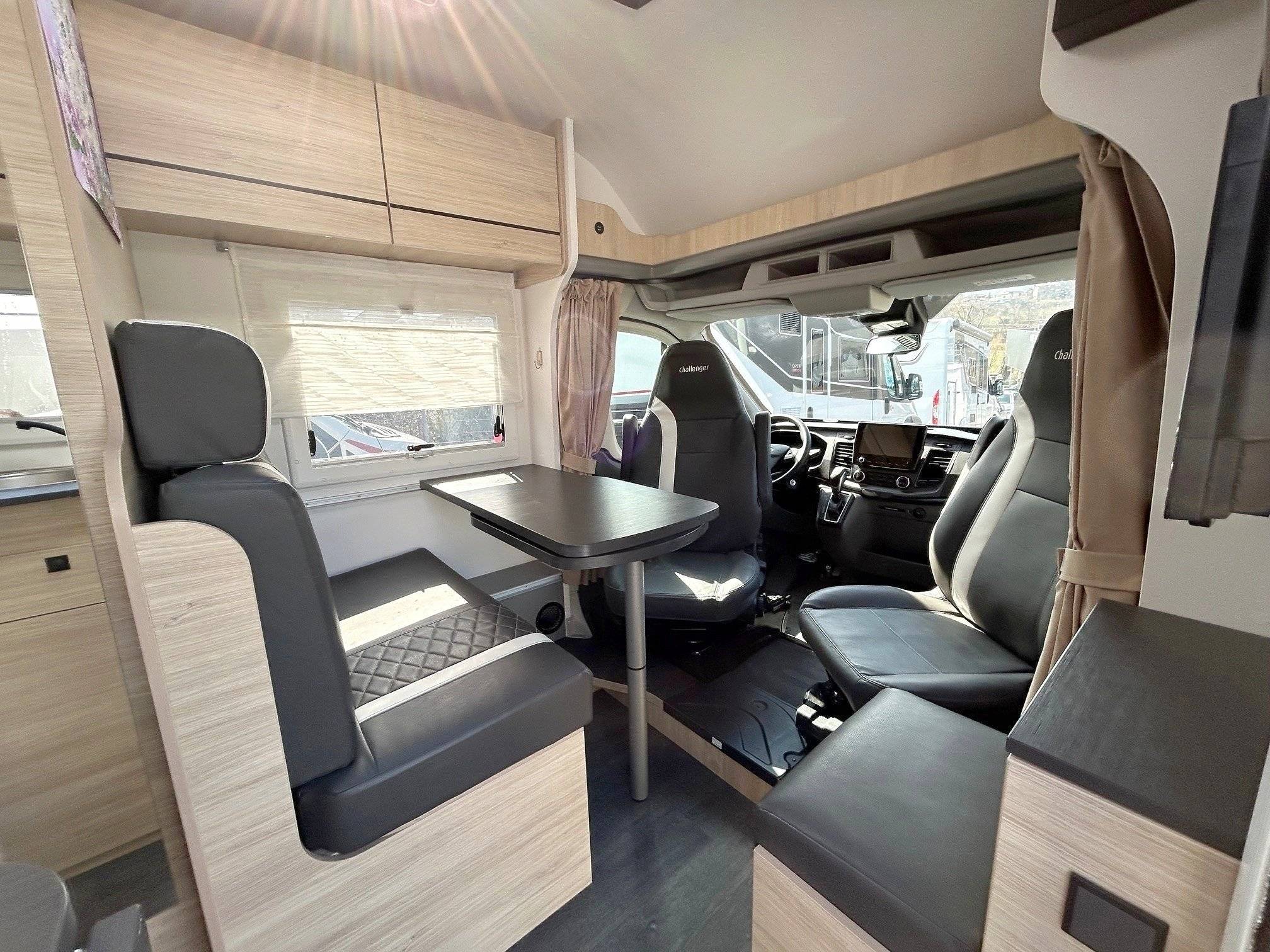 Dining Area Ford Transit 2,0 l 170 ch - Yescapa