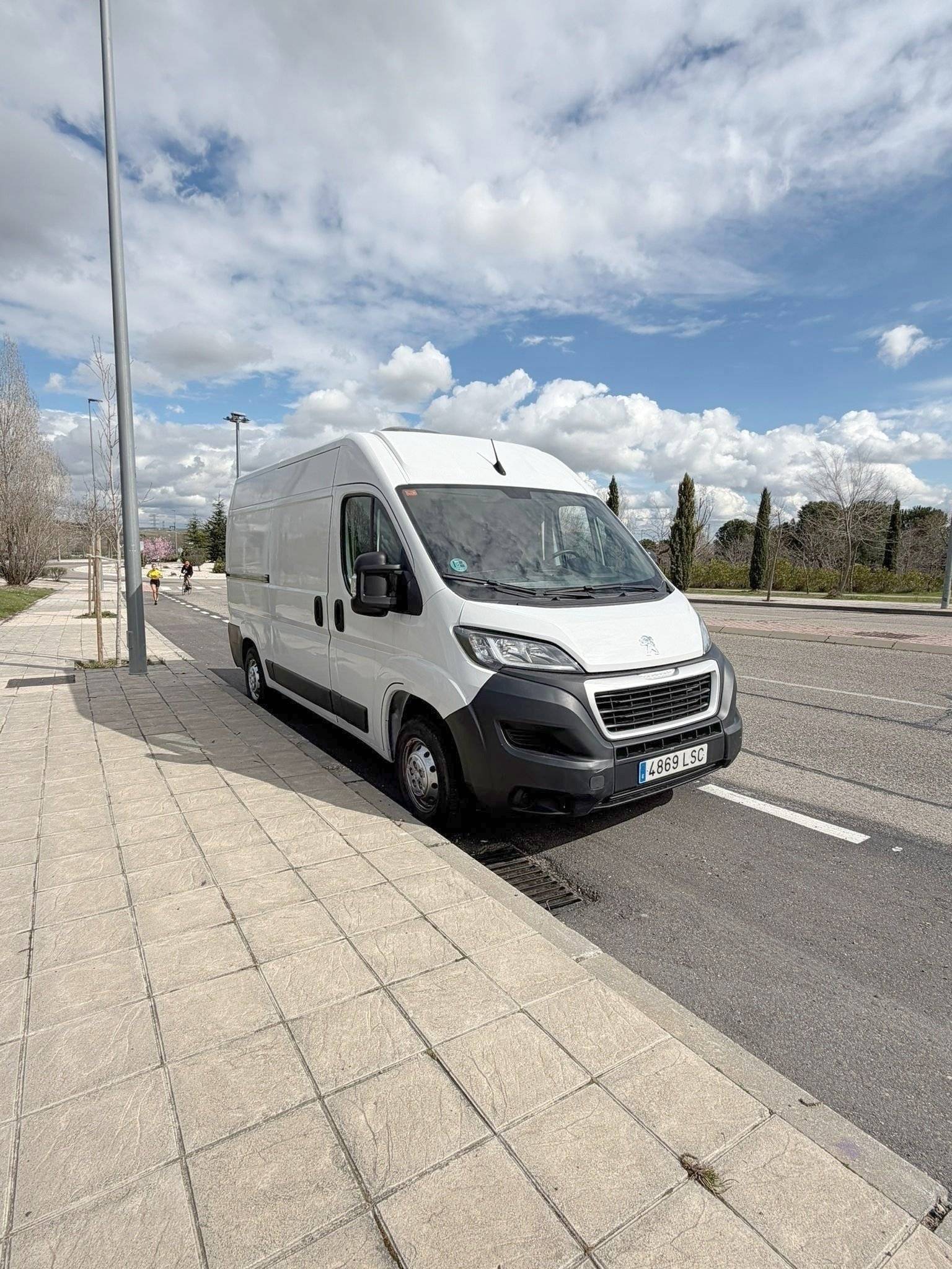 schräge Vorderansicht Peugeot Boxer 333 L2H2 - Yescapa