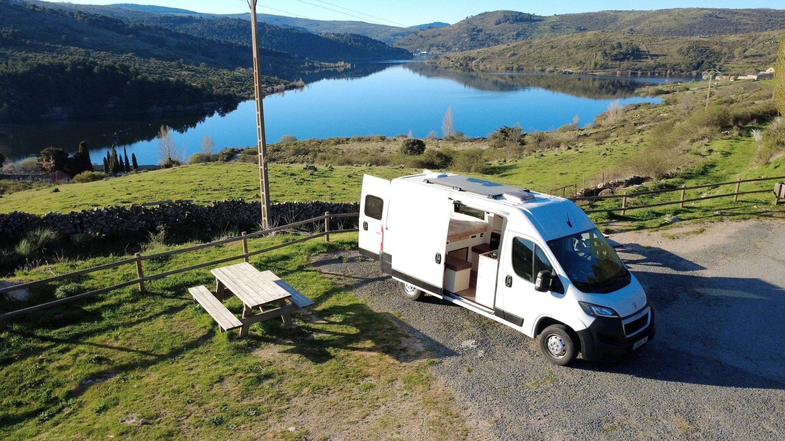 Vista frontale a ¾ Peugeot Boxer 333 L2H2 - Yescapa