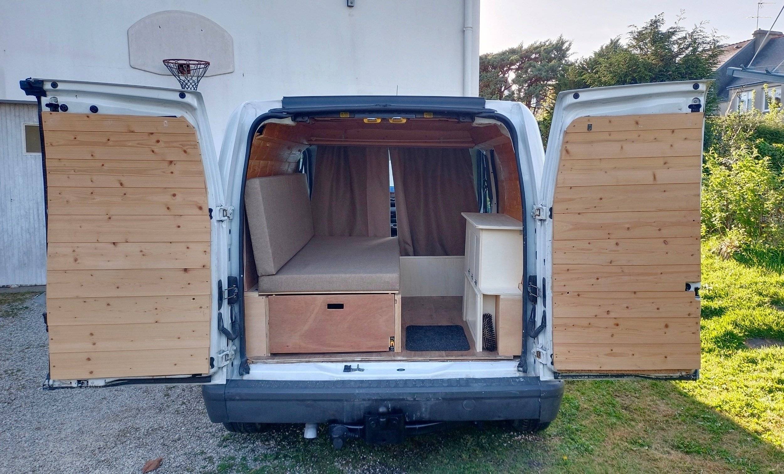 Vista del vehículo ángulo delantero Ford Transit Connect - Yescapa