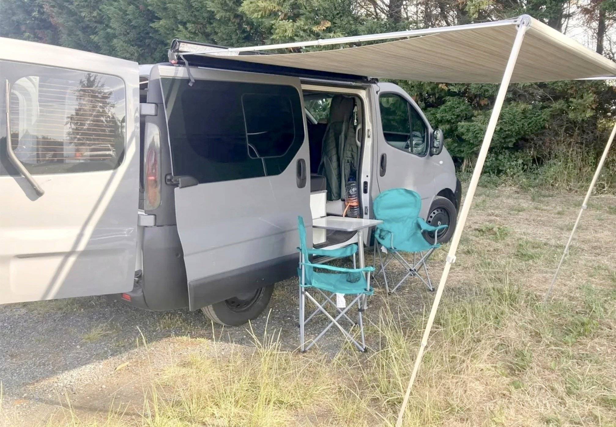 Vista del vehículo ángulo delantero Renault trafic II 1.9 Dci 100cv - Yescapa