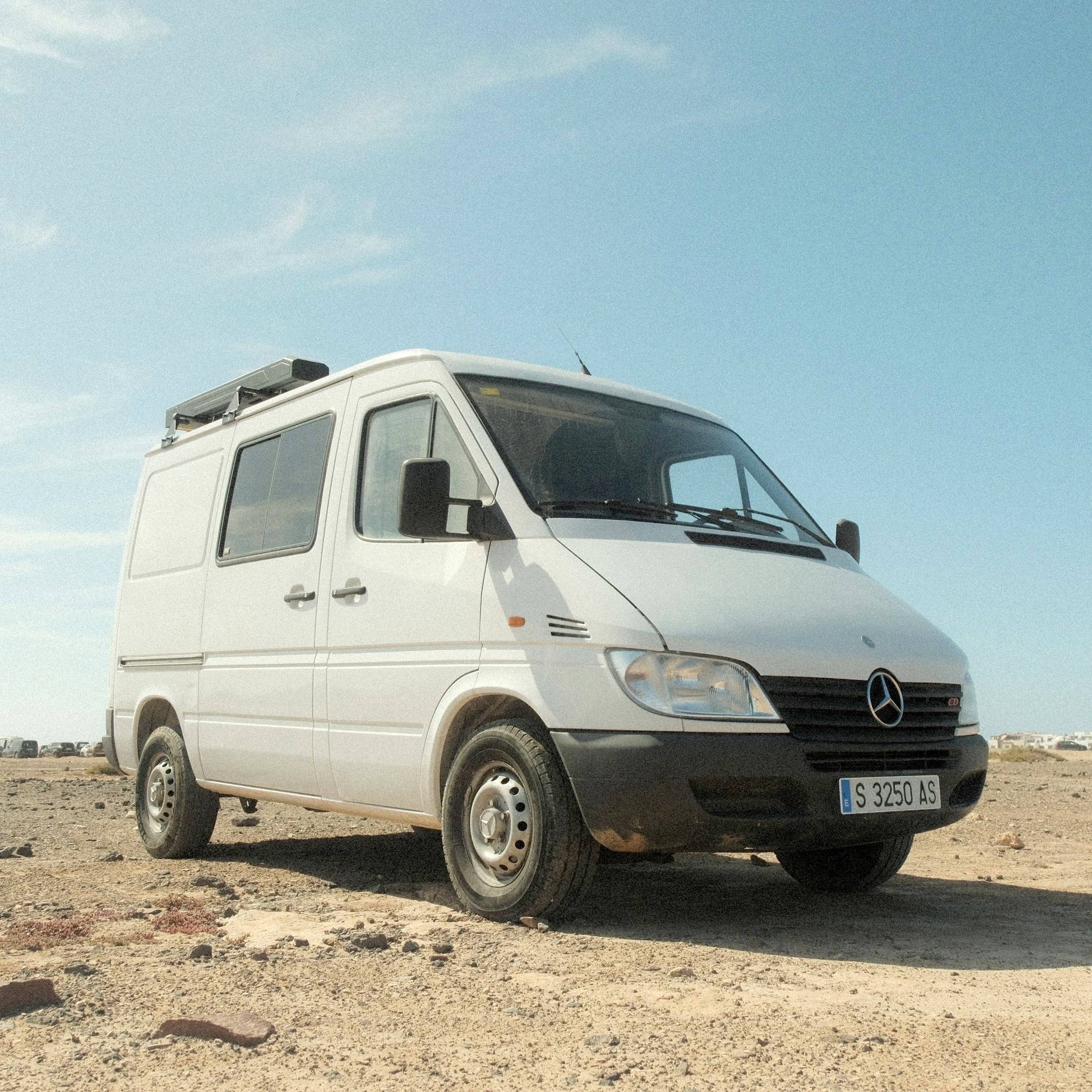 Vista del vehículo ángulo delantero Mercedes Sprinter 211 CDI - Yescapa