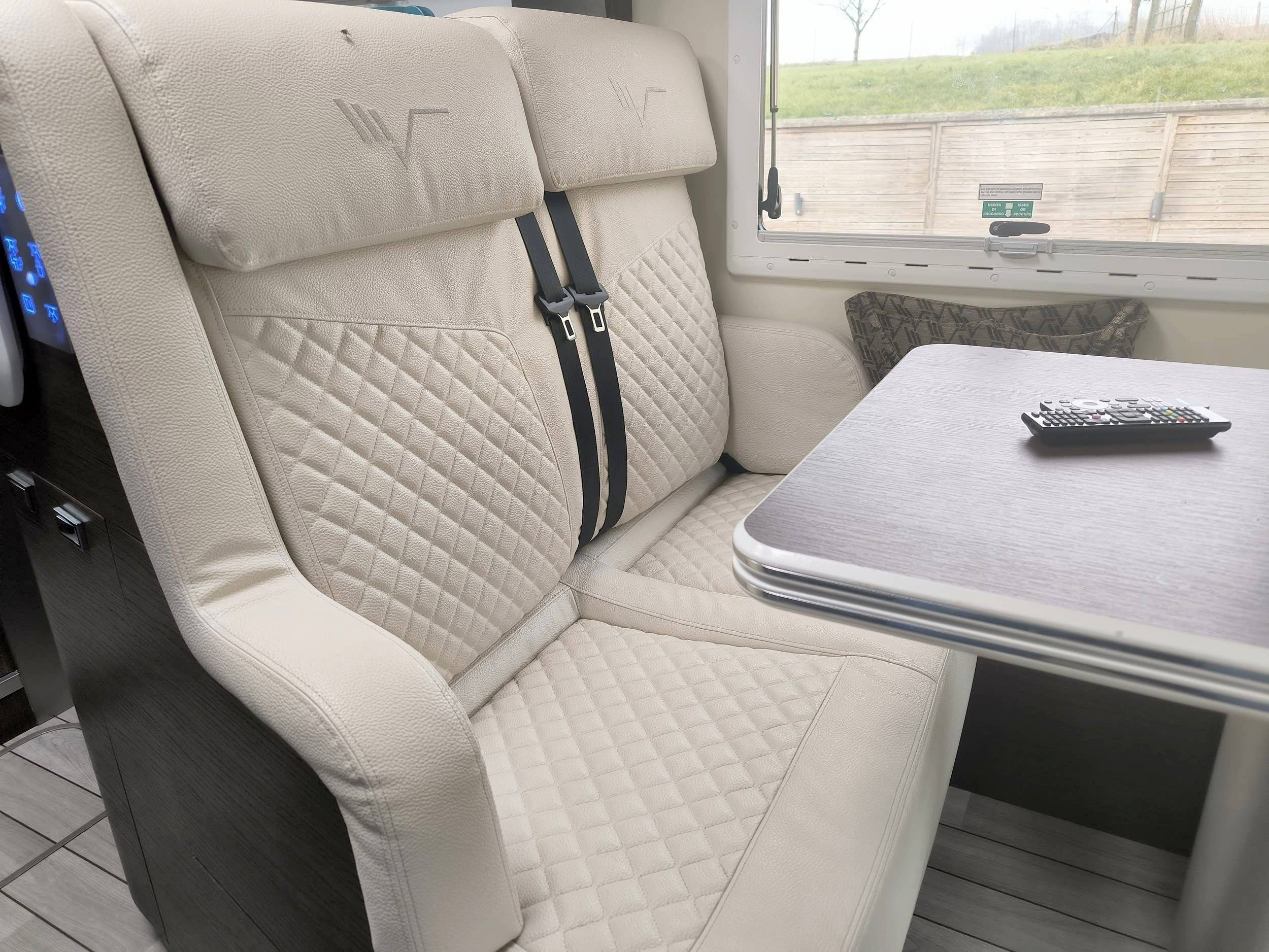 Dining Area Fiat Ducato 2,3 l 150 ch - Yescapa