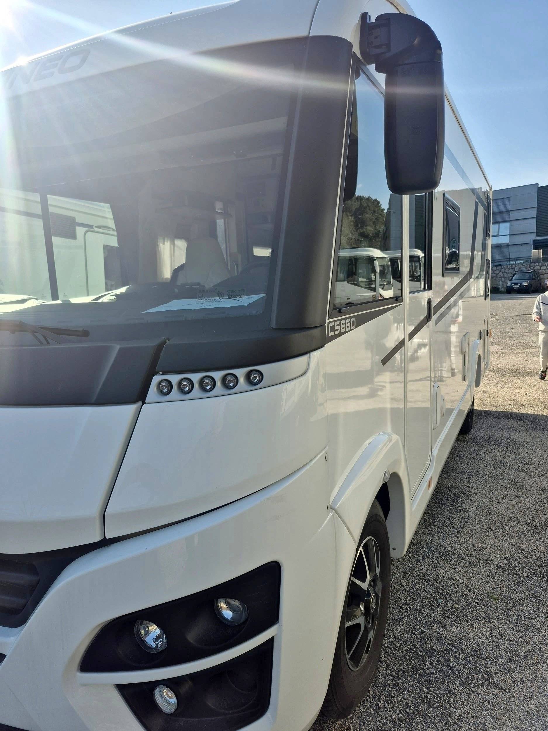 Vista del vehicle angle davanter Peugeot Boxer 3 l 160 ch - Yescapa