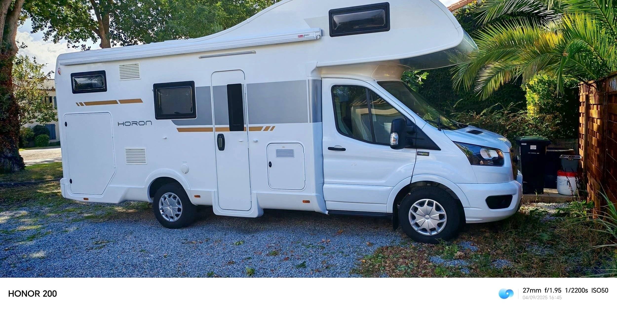 Vista del vehicle angle davanter Ford Transit 2,0 l 130 ch - Yescapa