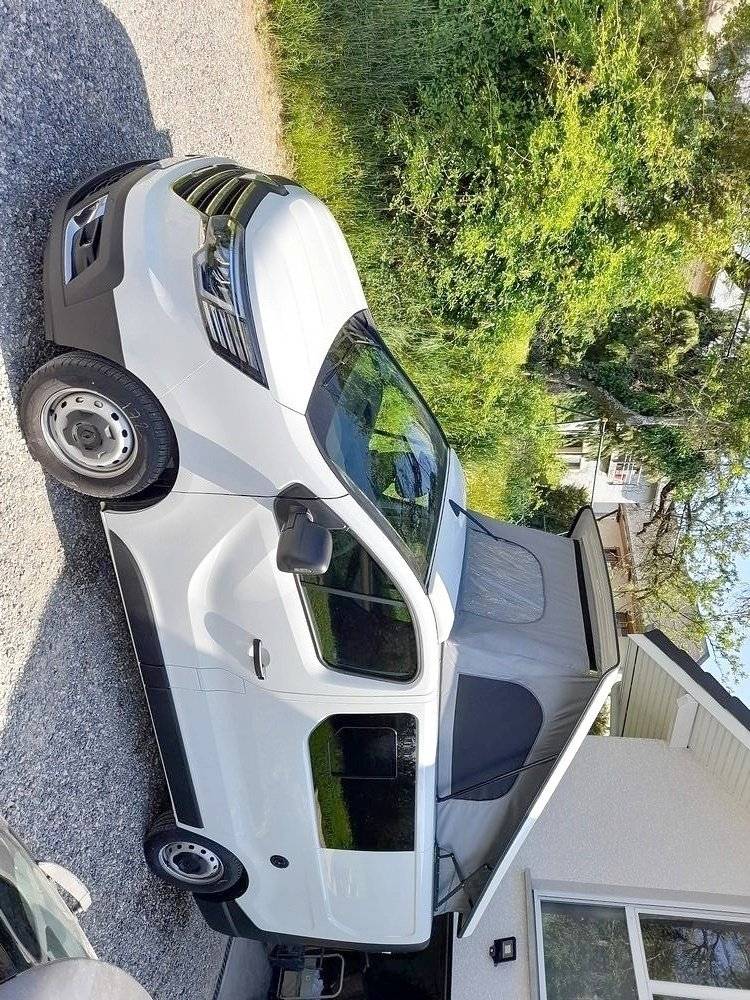 Vue avant de 3/4 Renault Renault Trafic - Yescapa