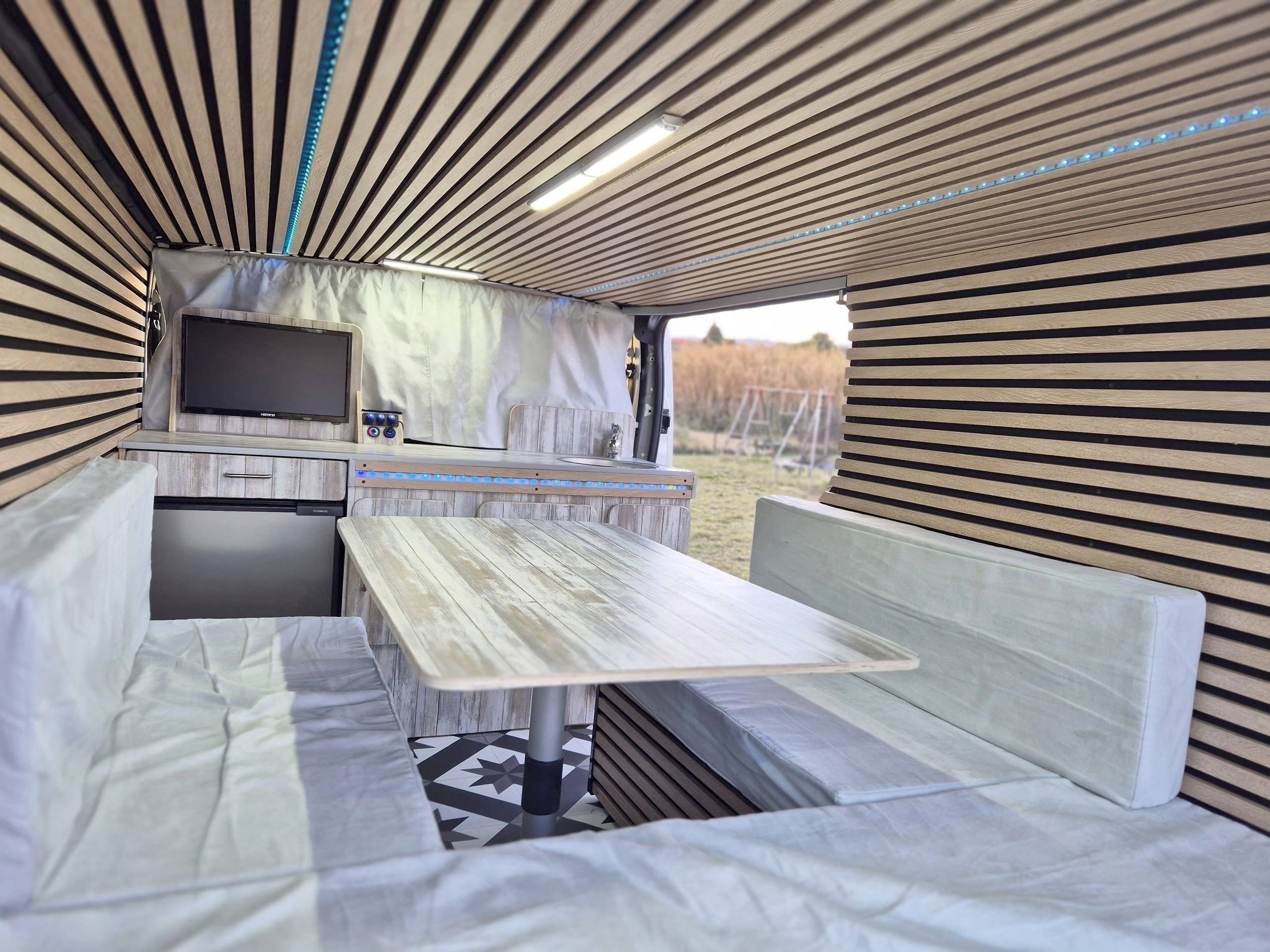 Dining Area Renault Trafic 2,0 l dCi 130 cv - Yescapa
