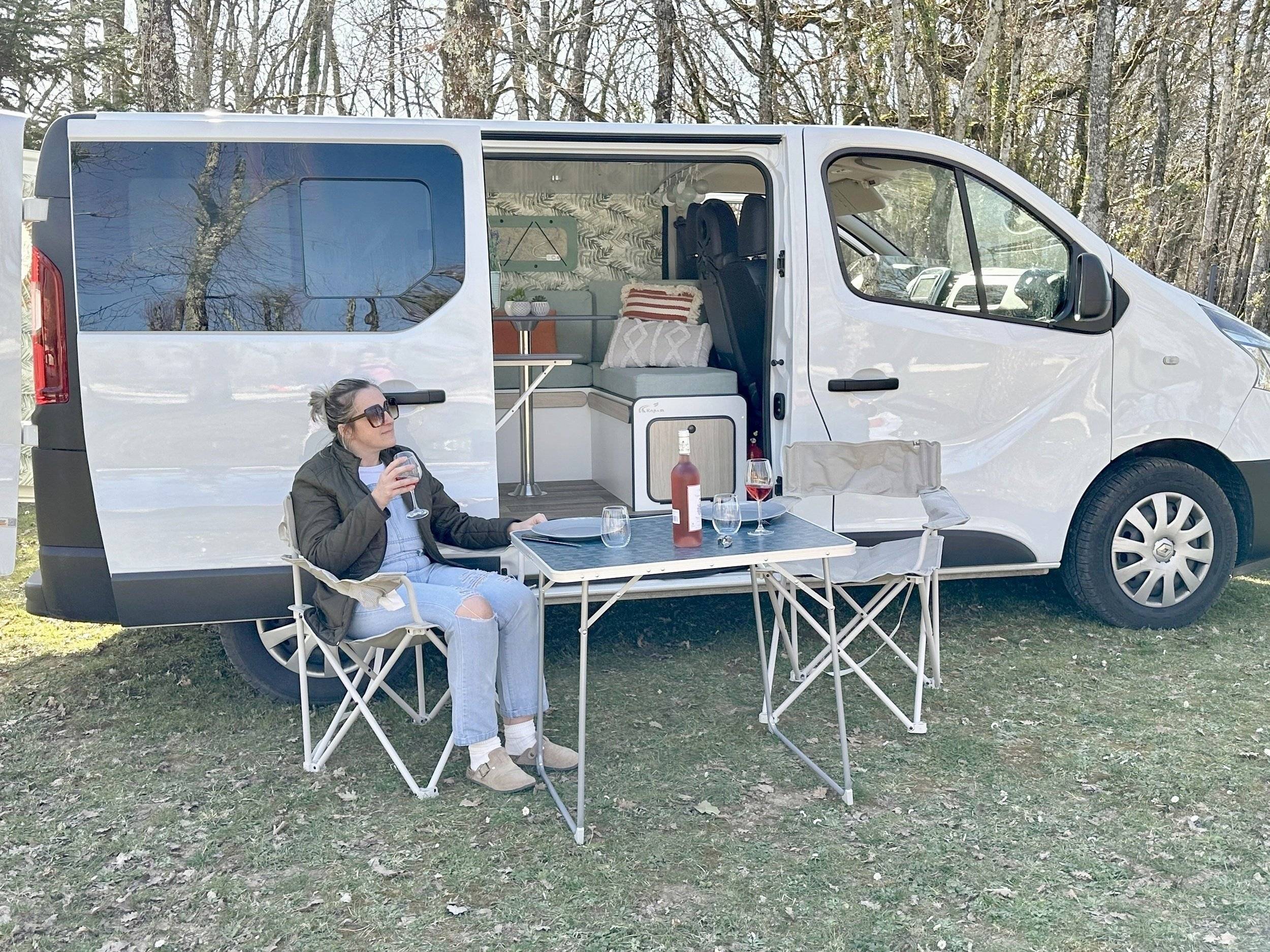schräge Vorderansicht Renault RENAULT TRAFIC 3 Grand Confort - Yescapa