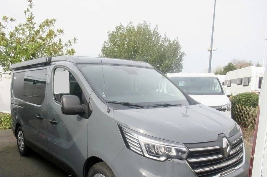 Vista frontale a ¾ Renault Renault Trafic - Yescapa